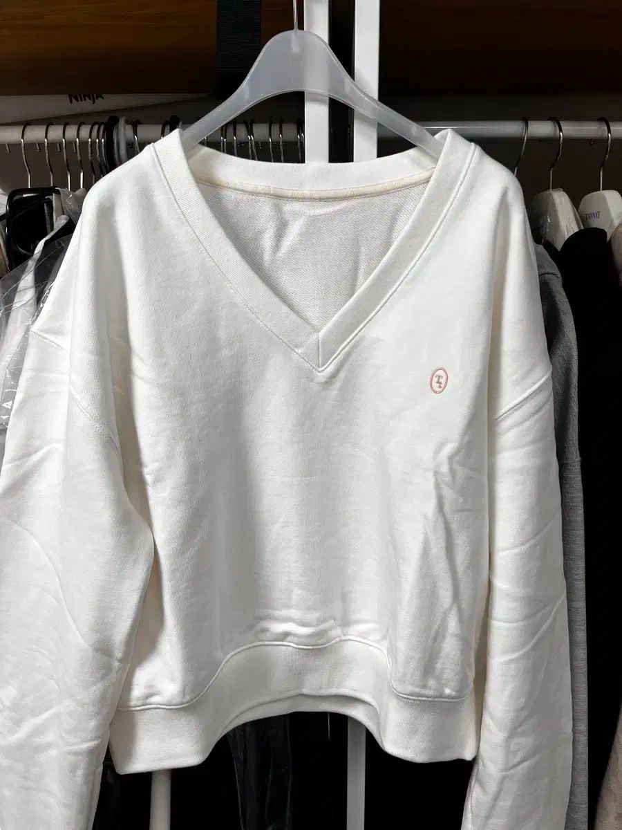 TANNAT T V ー neck sweatshirt white