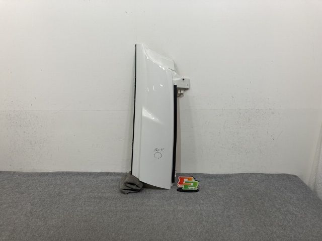 新車取り外し!ギガ 大型 2代目 2015- 10t 純正 中期 右 フロント コーナーパネル/コーナーカバー VC60 ホワイト ソリッド いすゞ(138767)