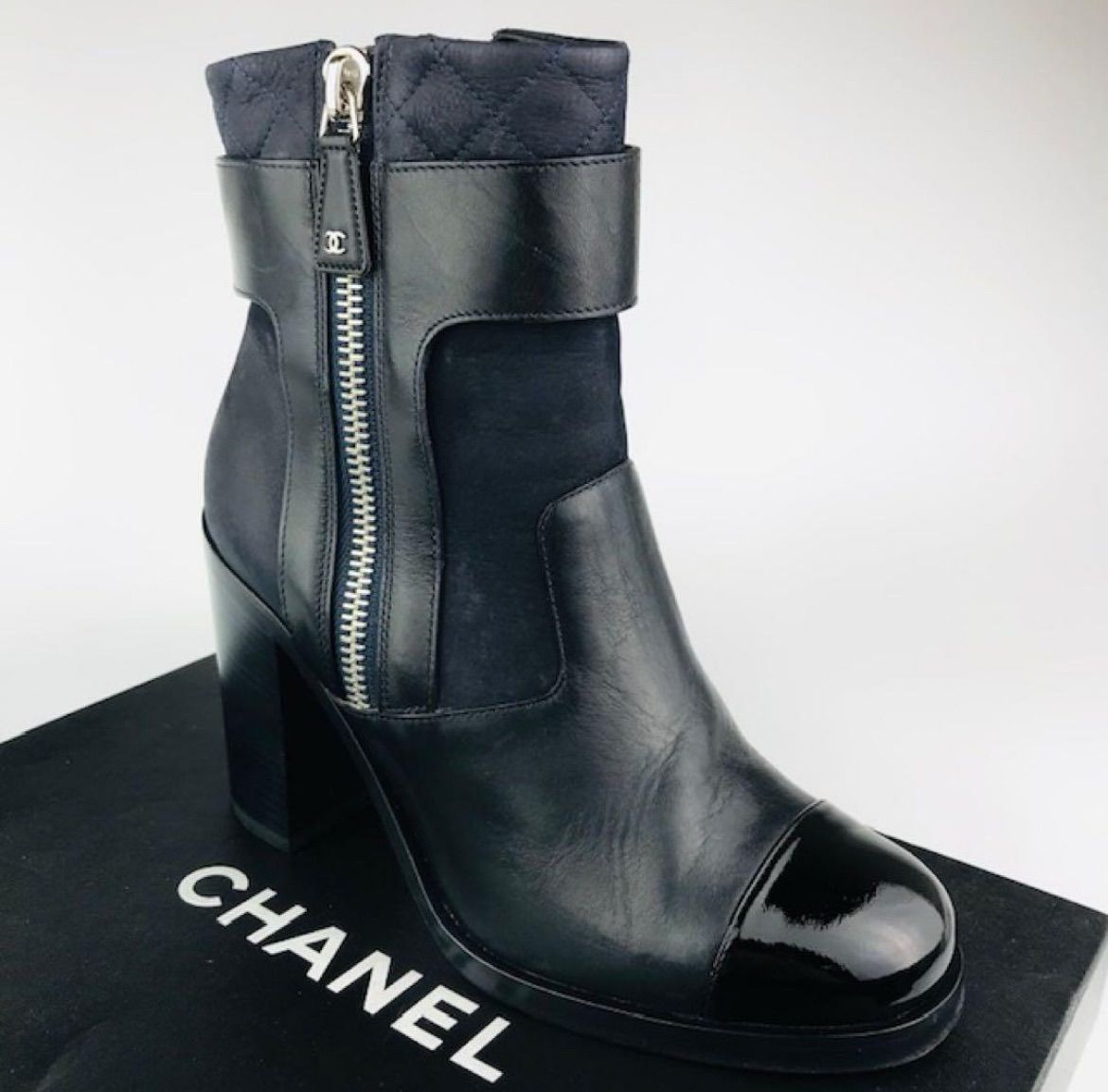 CHANEL シャネル レディース レザー切替し メタルココマークプル ダブルジップ ショートブーツ 39 イタリア製 ブーティ レディースブーツ ブーツ 秋冬物 カジュアル ブラック 靴 ブランド