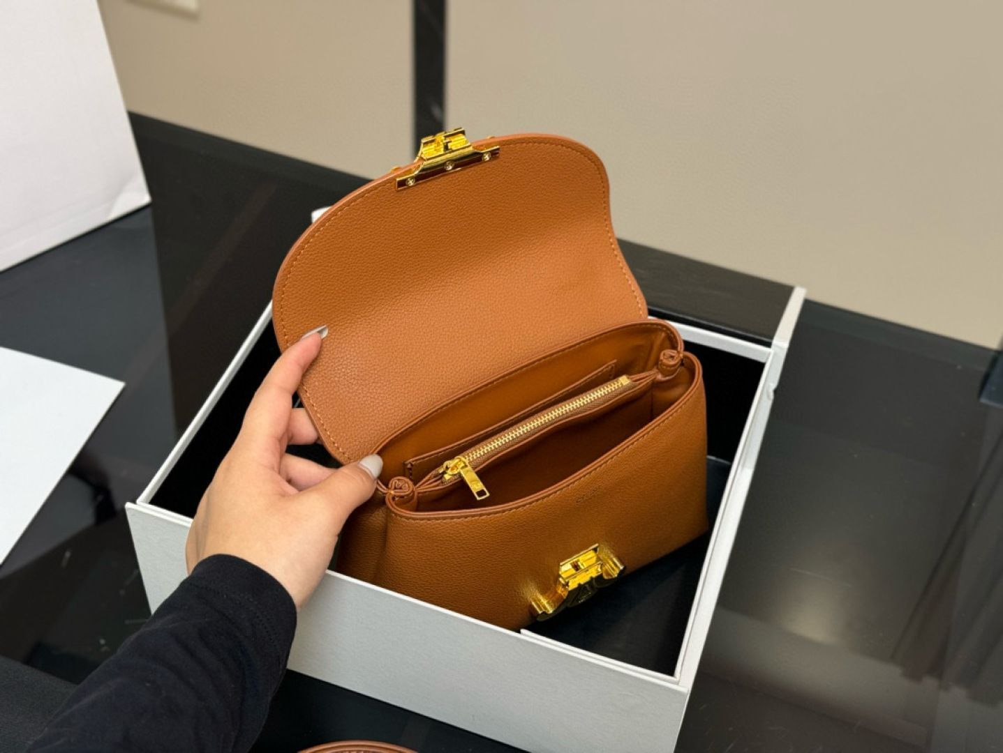 VIP価格.CELINE オノリン ミニ バッグ 関税送料込み Celine] ニノ ミニバッグ - 折り畳みボックス付き | セリーヌ