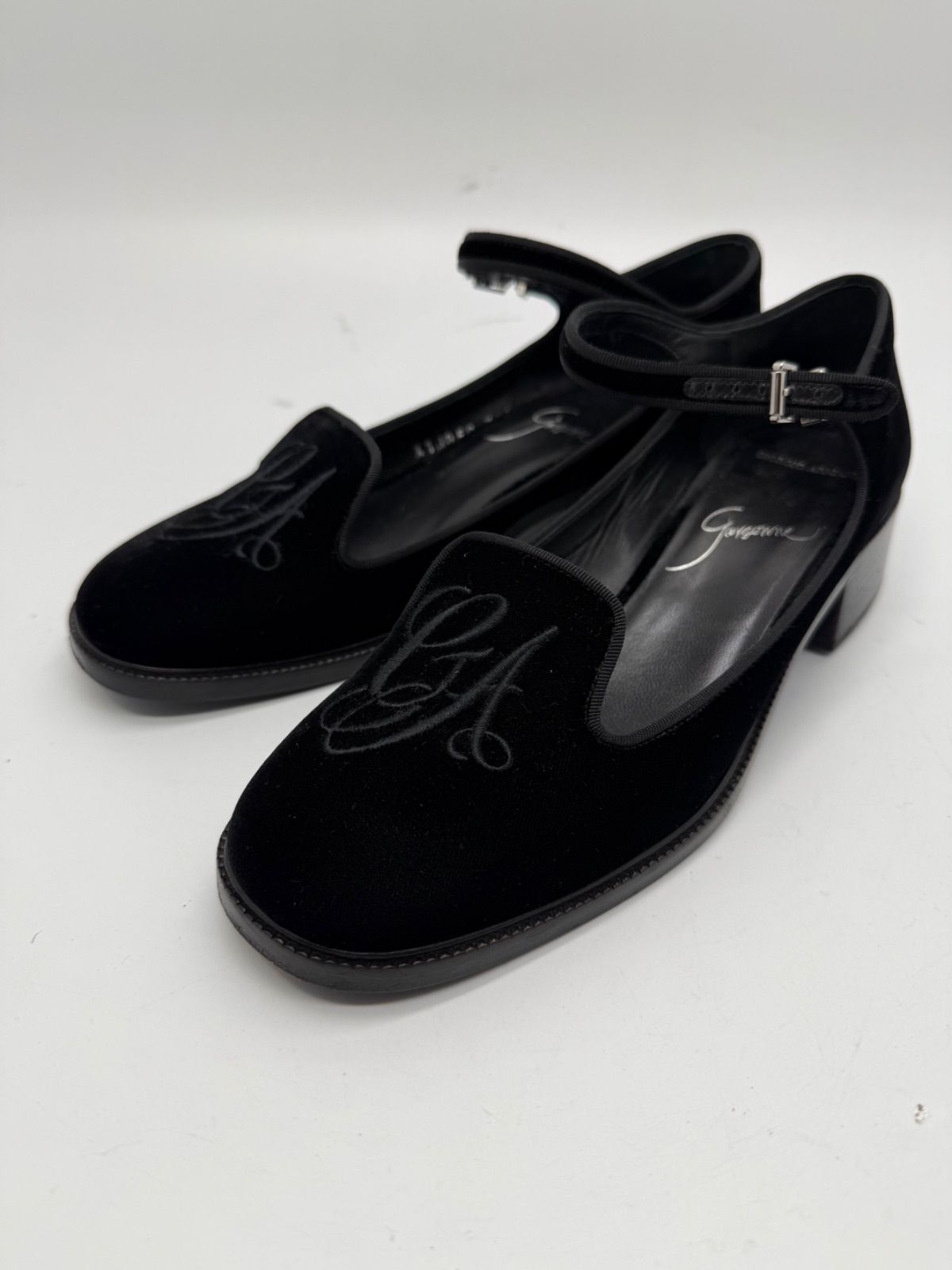 GIORGIO ARMANI INITIAL EMBROIDERED VELVET MARY JANE PUMPS 37.5 ジョルジオ アルマーニ 刺繍 ベロア メリージェーン パンプス 黒 レディース X1J050