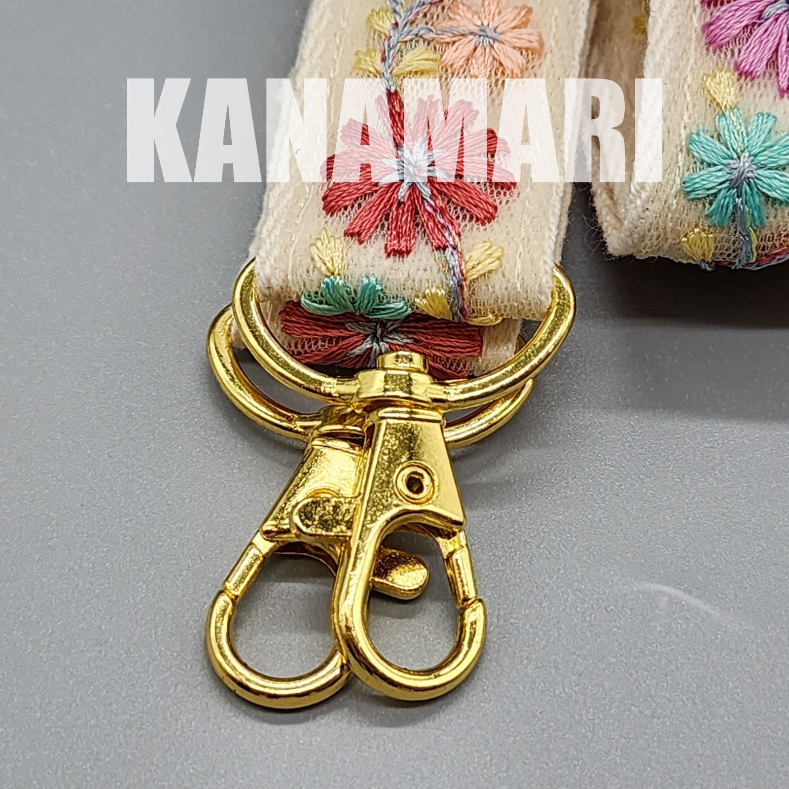 [162-2]インド刺繍リボンのスマホ用ネックストラップ・ショルダーストラップ（白・生成り系、金具：ゴールド系）、ハンドメイド