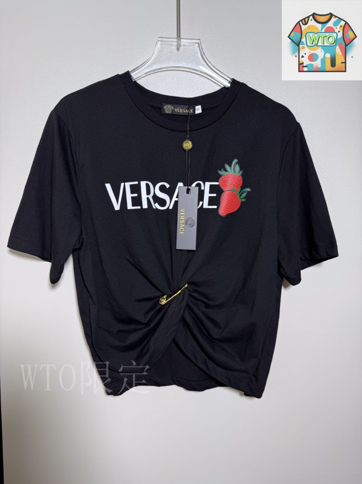 ★VERSACE★ロゴプリントと安全ピン付クロップTシャツ★送関込 2189 VERSACE T-Shirt Jersey Fabric with Versace Safety Pin