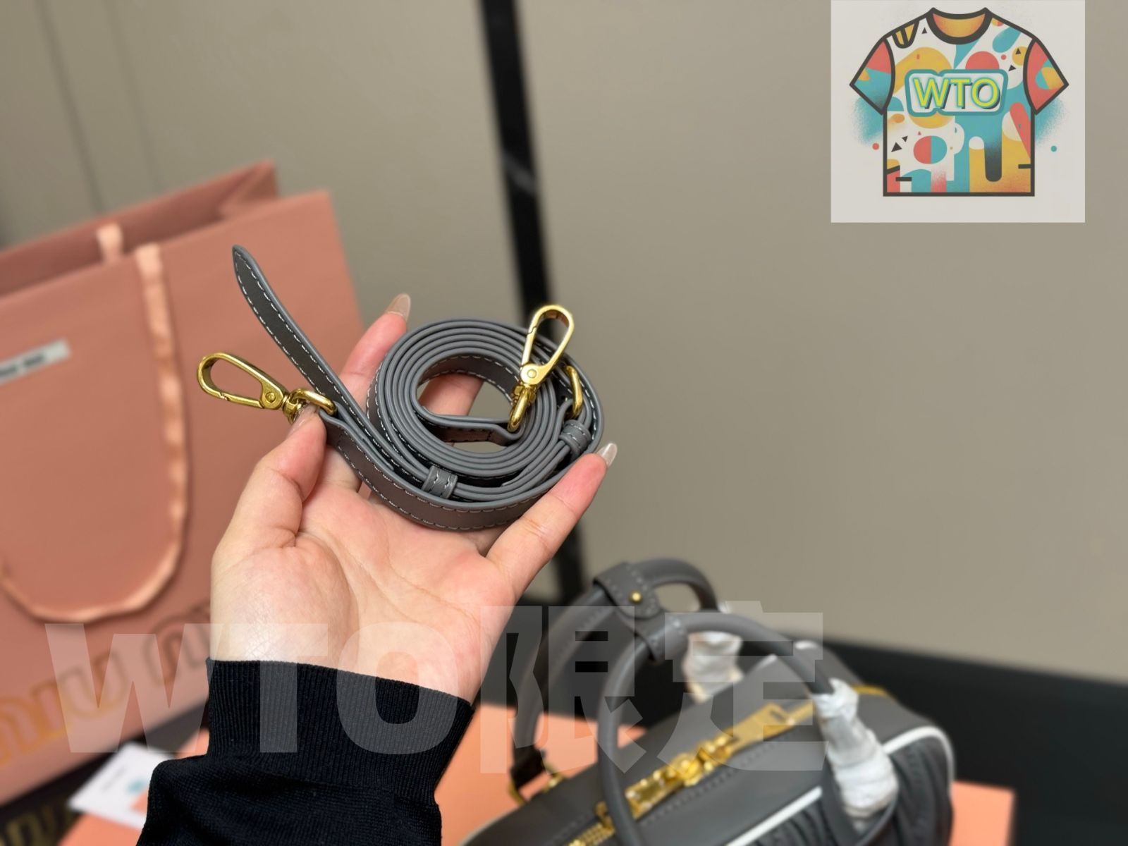 その他 miu ミュウミュウ“バックルストラップ”が甲を覆う革製スニーカー