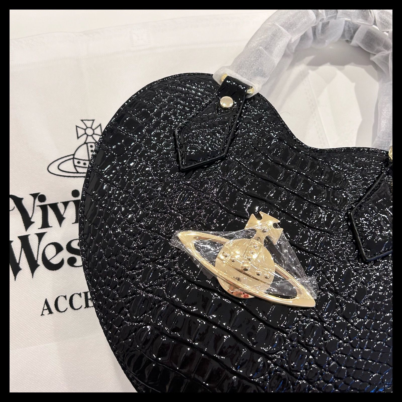 Vivienne Westwood ハート バッグ ヴィヴィアンウエストウッド2way エナメル クロコダイル柄 肩掛け紐付き ブラック - メルカリ
