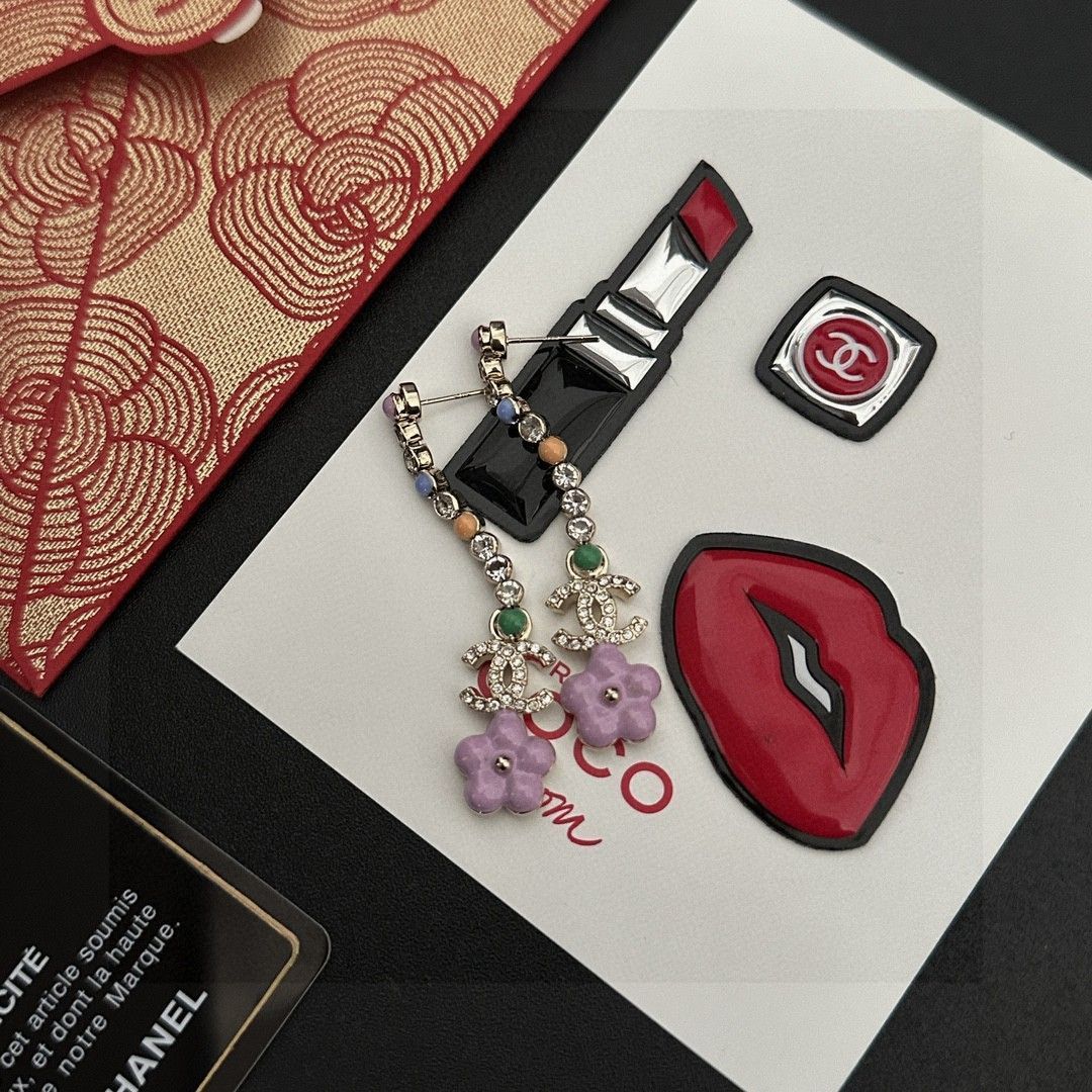 お洒落カラーでエレガントに◎【CHANEL】ピアス ピアス - メタル & ストラス、ゴールド & ピンク — ファッション
