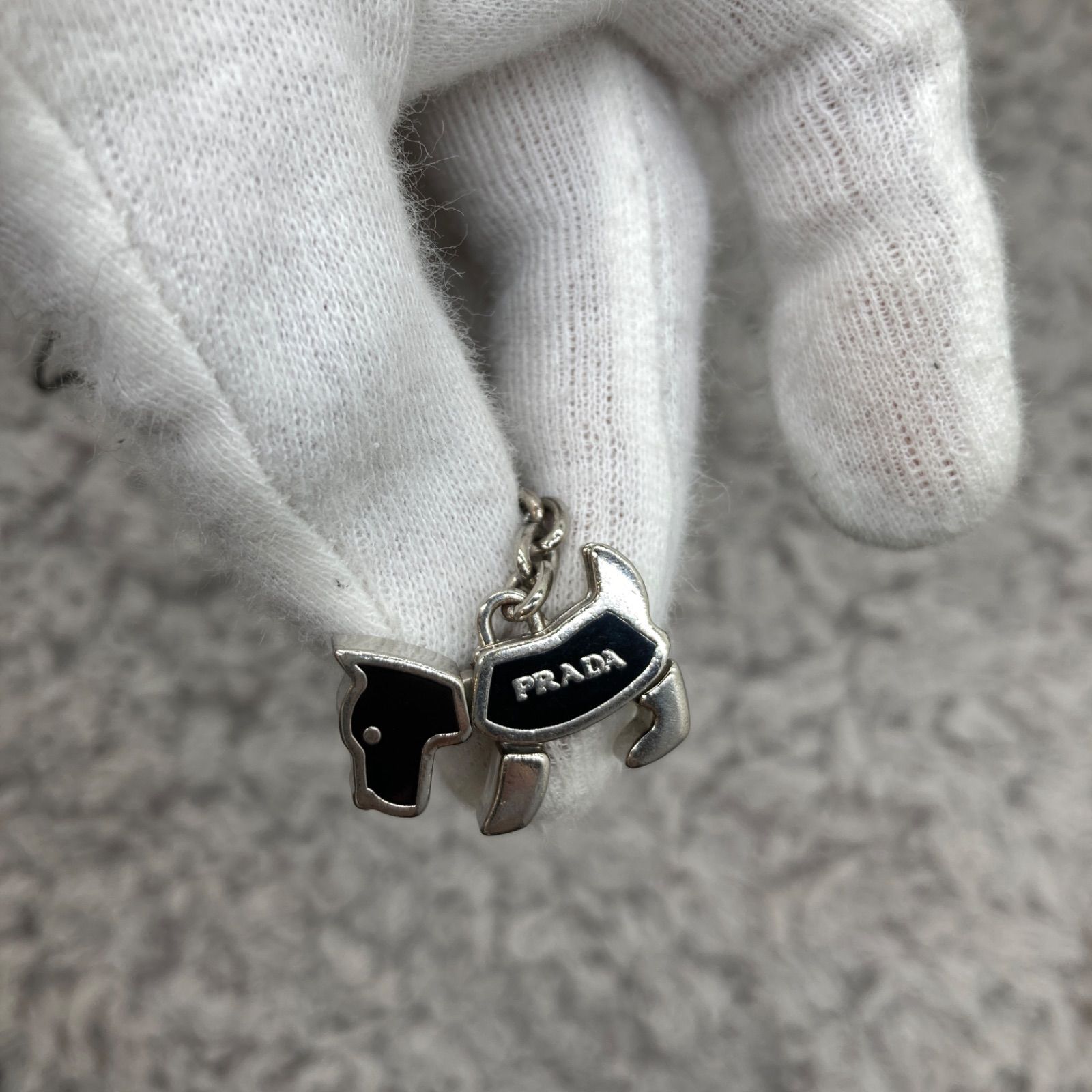 プラダ　ドッグ　キーホルダー Amazon.co.jp: [Prada] [プラダ] キーホルダー メタル ドッグ