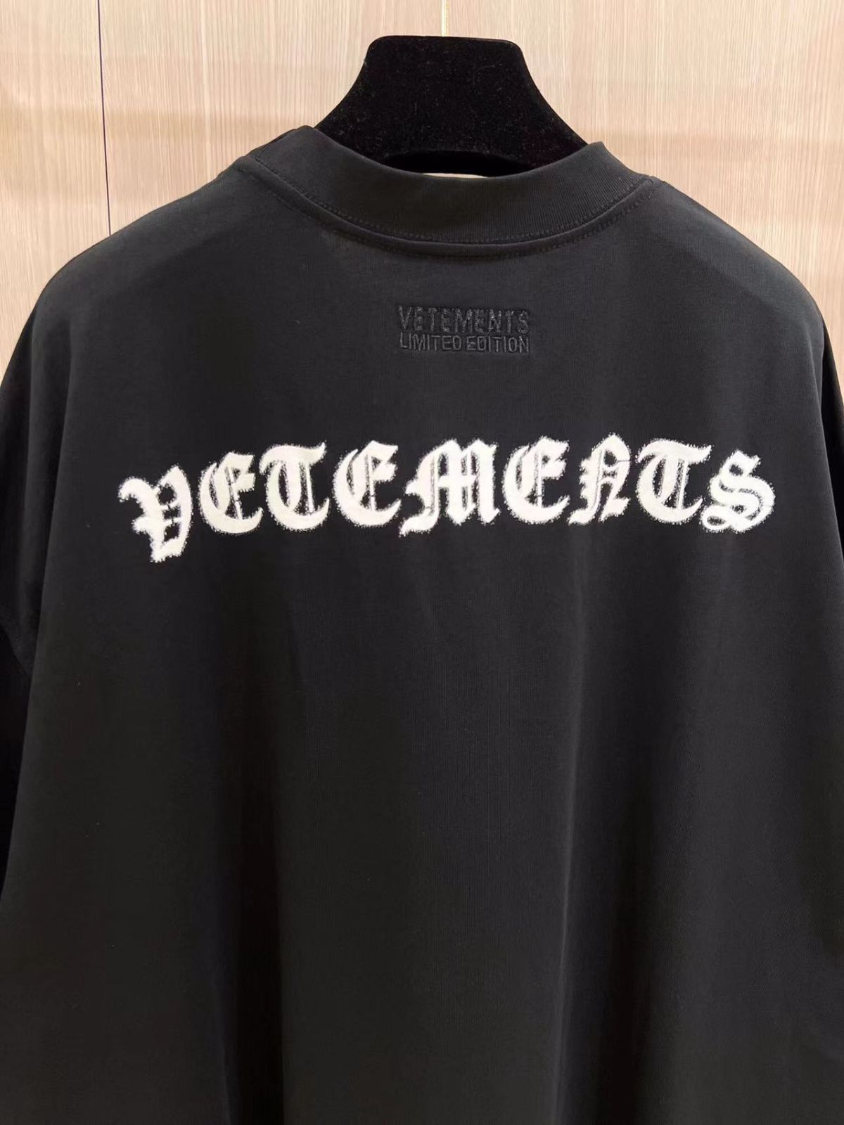 ロゴに注目!♢ヴェトモンVETEMENTS♢逆さアナーキー オーバー ロゴに注目!♢ヴェトモンVETEMENTS♢逆さアナーキー オーバー
