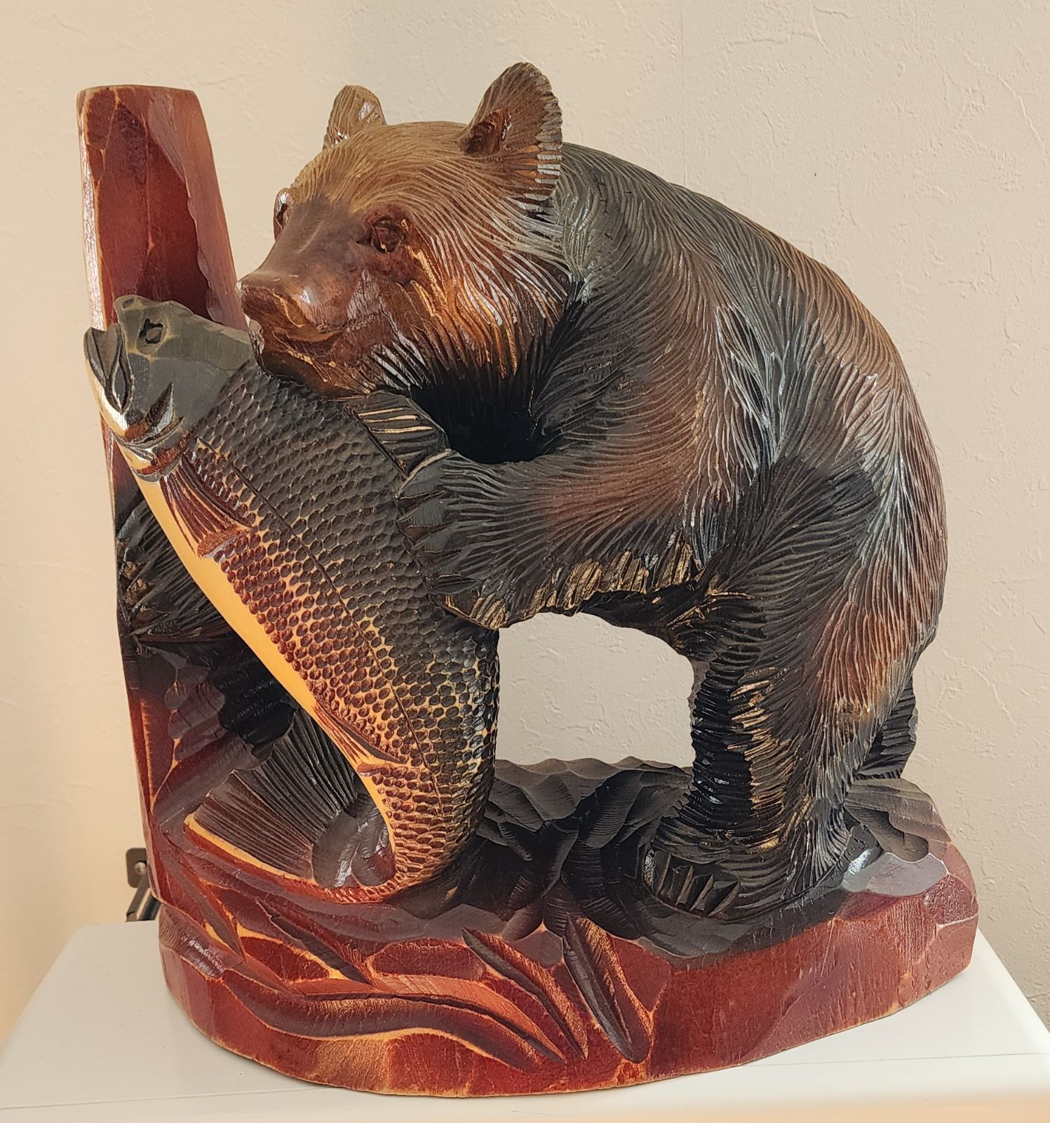 木彫り熊】鮭を咥える熊／台座付き - メルカリ