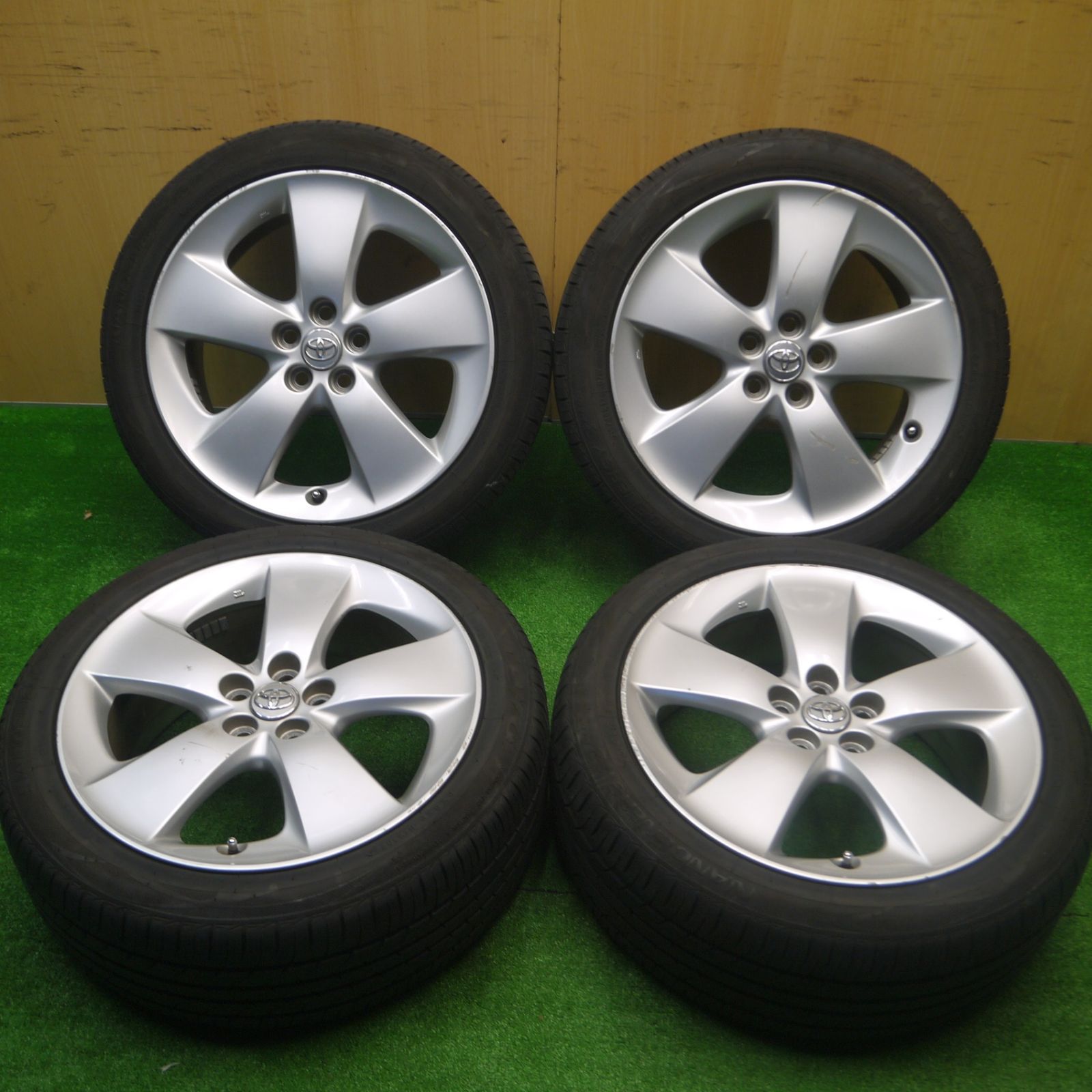 *送料無料* バリ溝！22年！8.5分トヨタ 30系 プリウス Sツーリング 純正 215/45R17 トーヨー ナノエナジー3 プラス 17インチ PCD100/5H4083006Hノ