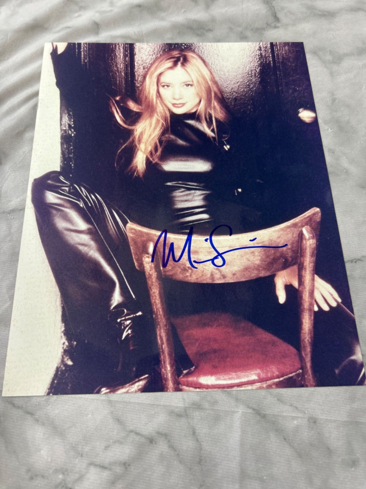 ミラ ソルヴィノ 直筆サイン入り8x10フォト - メルカリ
