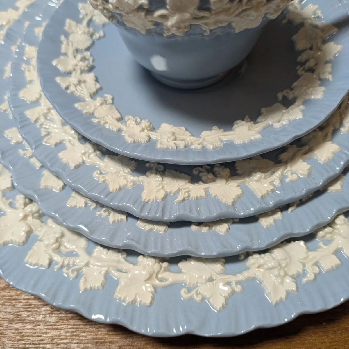 美品 ☆ ウェッジウッド エンボス クイーンズウェア クリーム