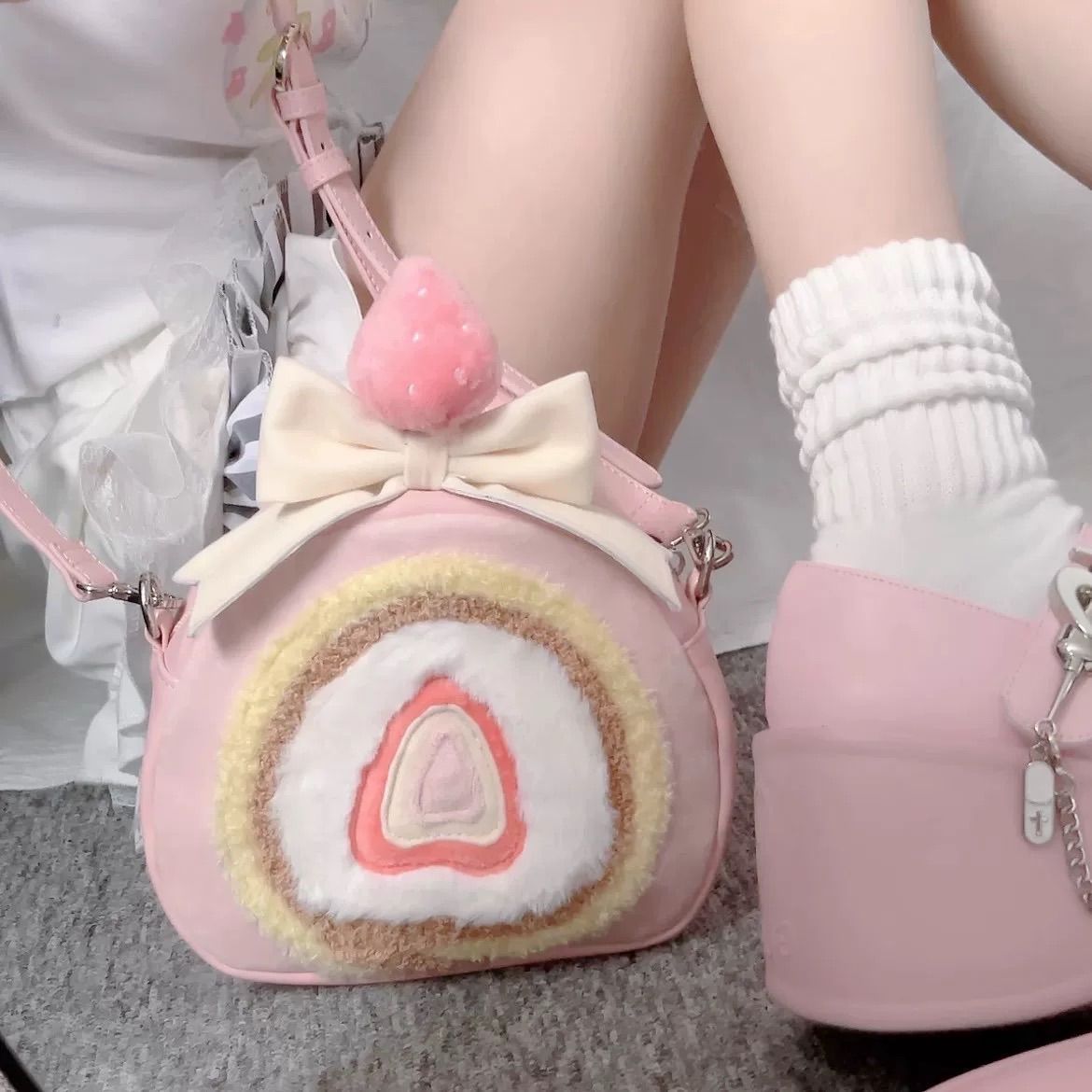 ふんわりいちごロールケーキバッグ 小さめ 小さい ゆめかわ 量産型 バッグ ロリータ ショルダーバッグ 地雷系 ロリィタ