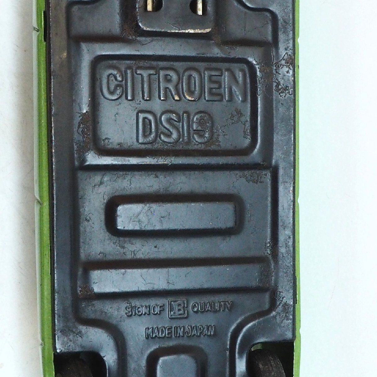 萬代屋【CITROEN DS19 Sedanシトロエン セダン黄緑】ブリキ