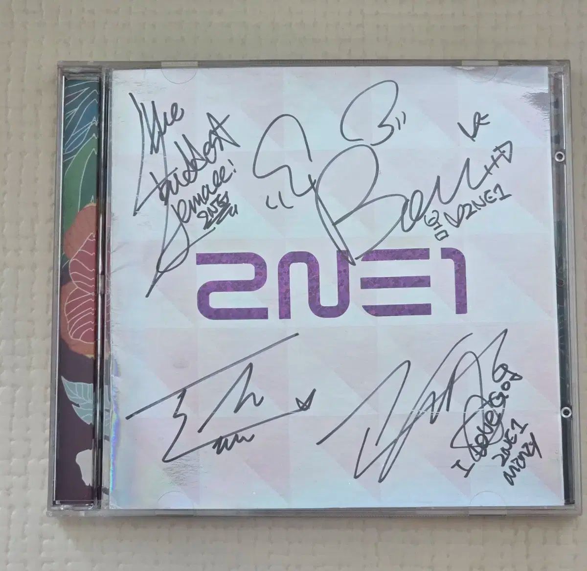 2NE1韓国版の直筆サイン入りアルバム 2NE1 1 ' st アルバム (非売品) サイン CD 販売 - メルカリ