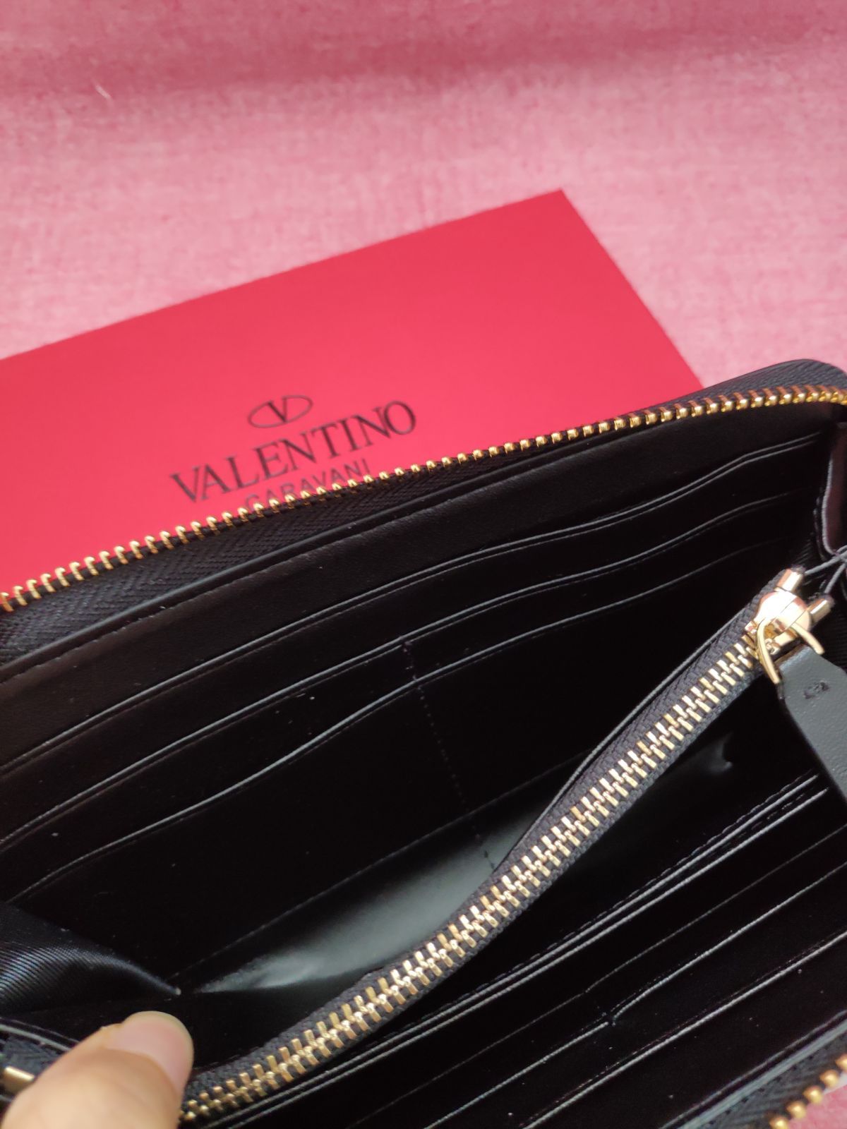 オススメ🌸VALENTINO・ヴァレンティノ　財布　ブラック  ロックスタッズ 長財布　◆レディース◆　人気美品