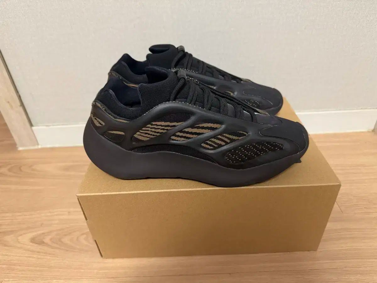 adidas(アディダス) YEEZY 700 V3 クレイブラウン 270