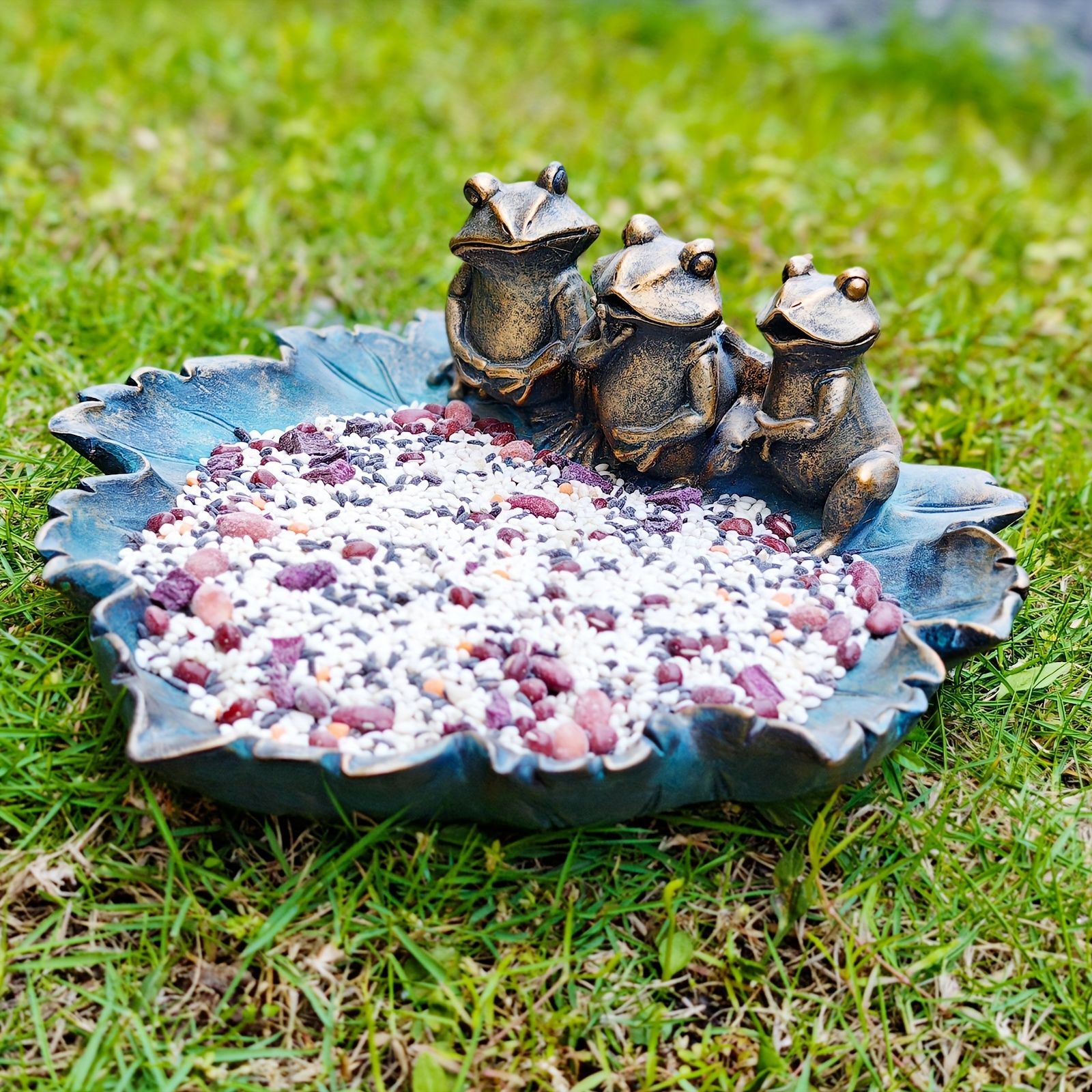 バードフィーダー 小鳥 野鳥 用 給餌器 餌箱 餌台えさ置き 葉っぱの上に乗っている3匹のカエル かえる 小鳥 餌入れ 鳥 ガーデンオブジェ インテリア ガーデニング ペット食器 野鳥観察 レトロ風 バード用品 インテリア雑貨 樹脂 屋外