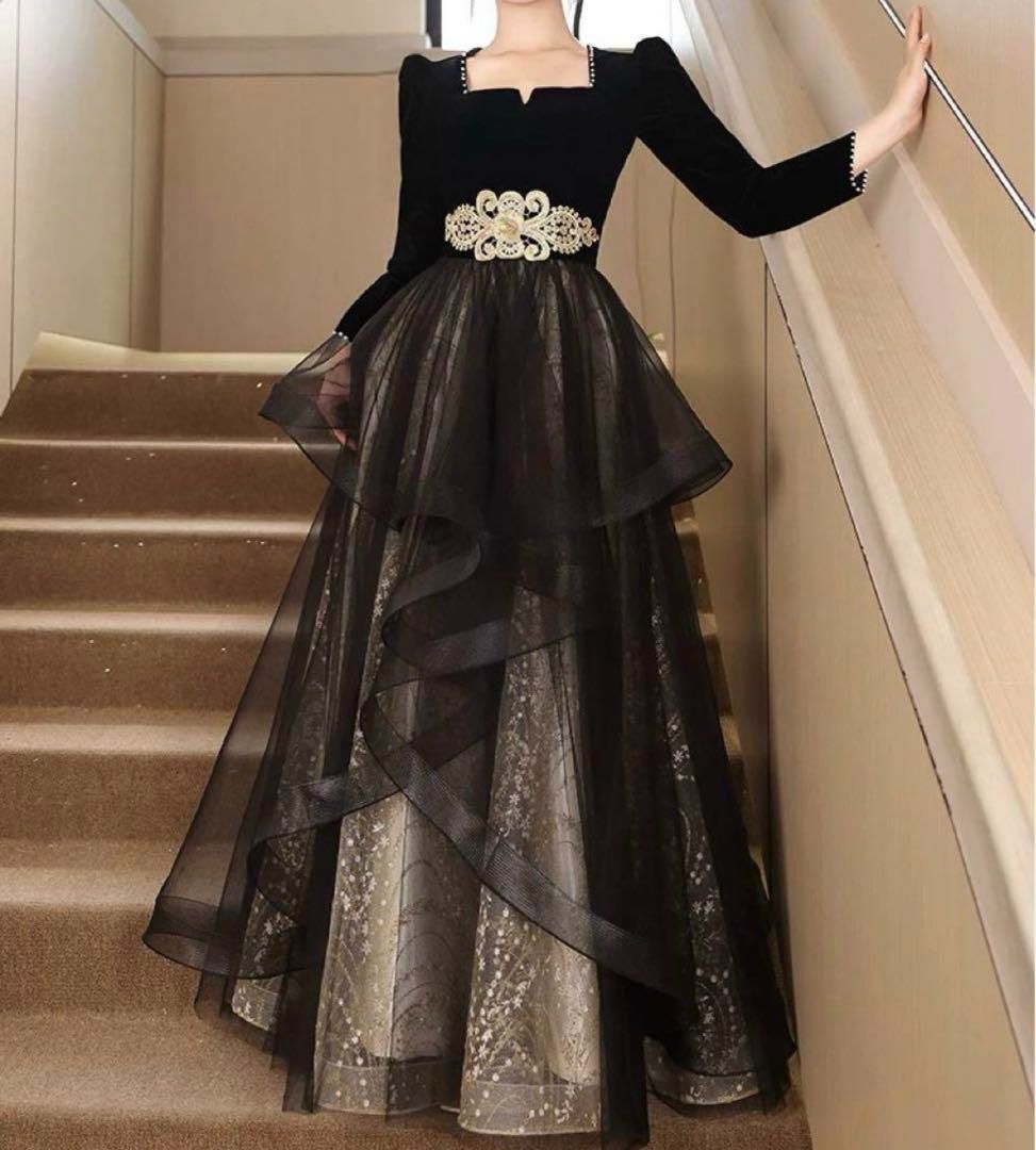 ゴールドのデザインにスカートのフリルがゴージャスなドレス ゴールドのデザインがゴージャスなフリルスカートのロングドレス