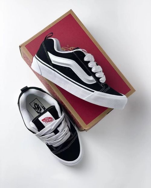 VANS (ヴァンズ バンズ) Knu Skool ニュースクール スニーカー Black x True White VN0009QC6BT