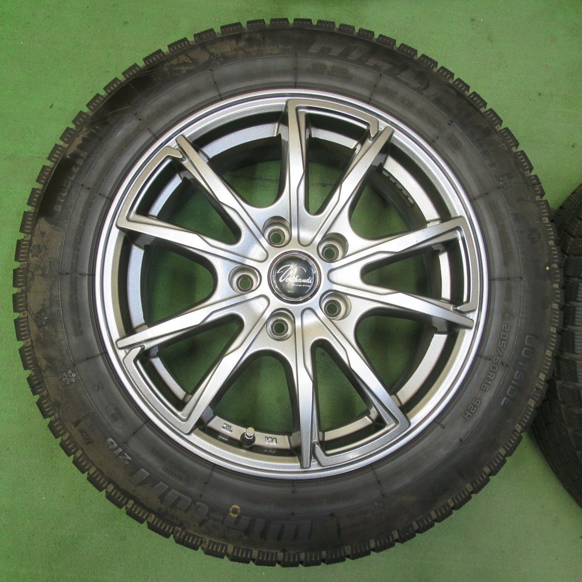 バリ溝！23年！キレイ！9.5分☆スタッドレス 205/60R16