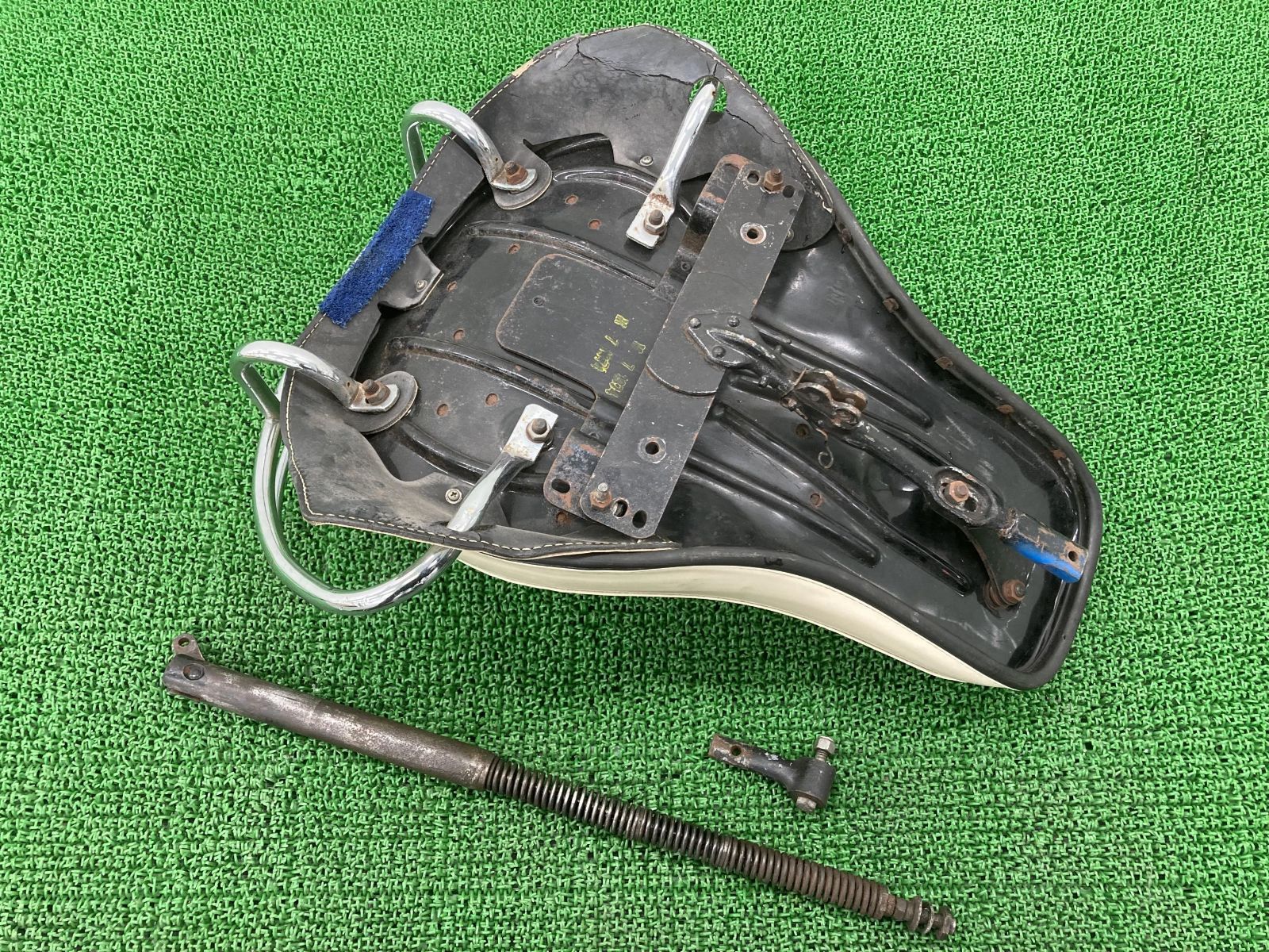 FLH1200 シート 白 ハーレー 純正 中古 バイク 部品 1974年 ショベル 
