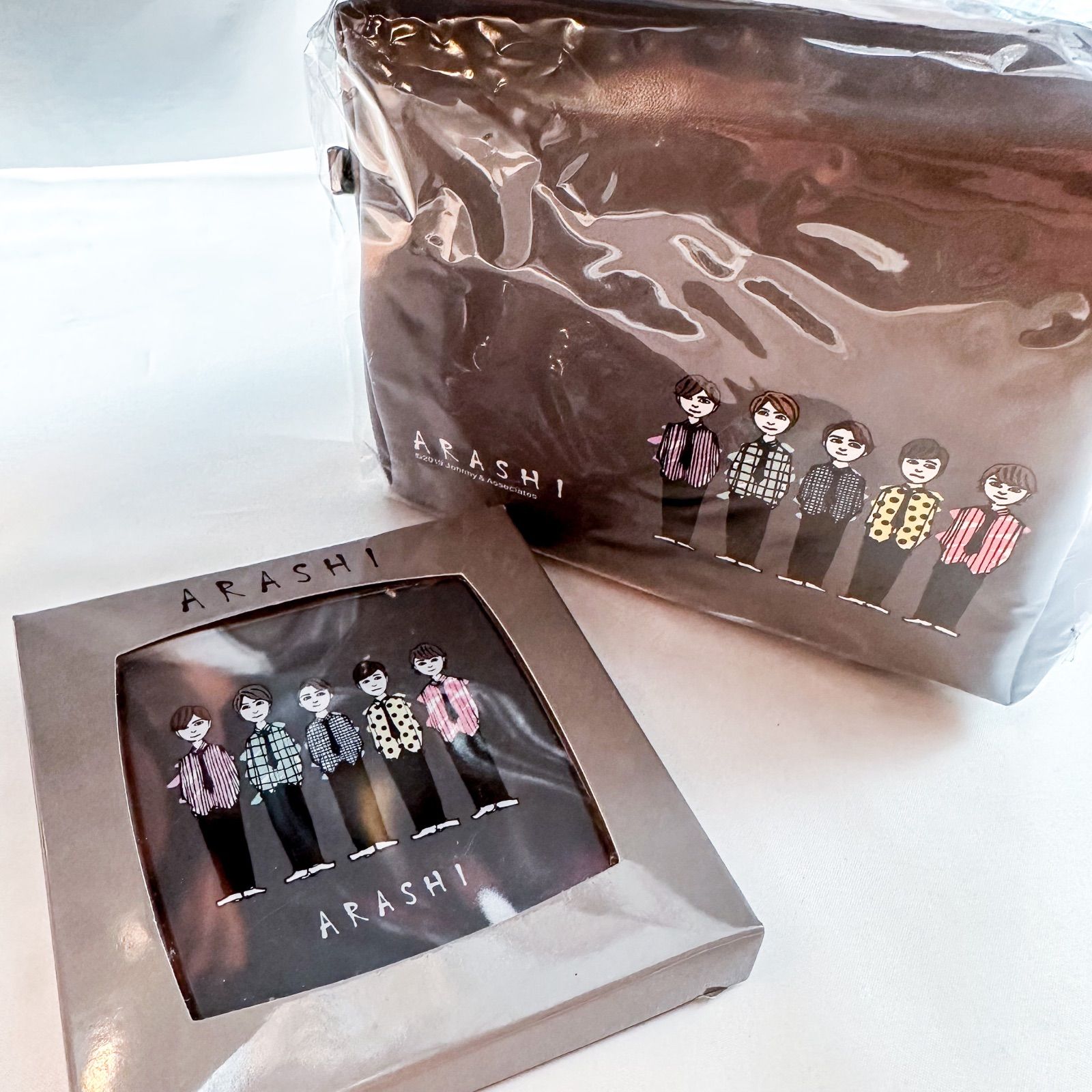 新品未開封 嵐 二つ折りミラー ＆ ポーチ 「ARASHI EXHIBITION