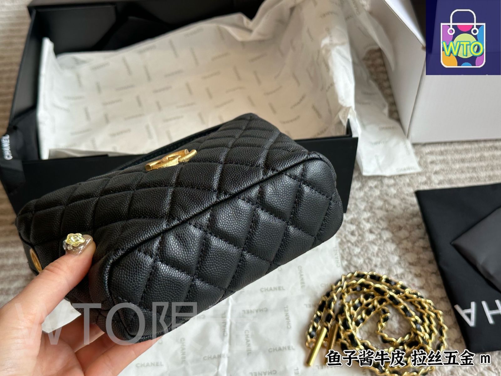 新品CHANEL ノベルティ　エンボスロゴ　革製ボックス　大サイズ 今日WTO】Chanel 25P Embossed Logo Lunch Box Bag / シャネル