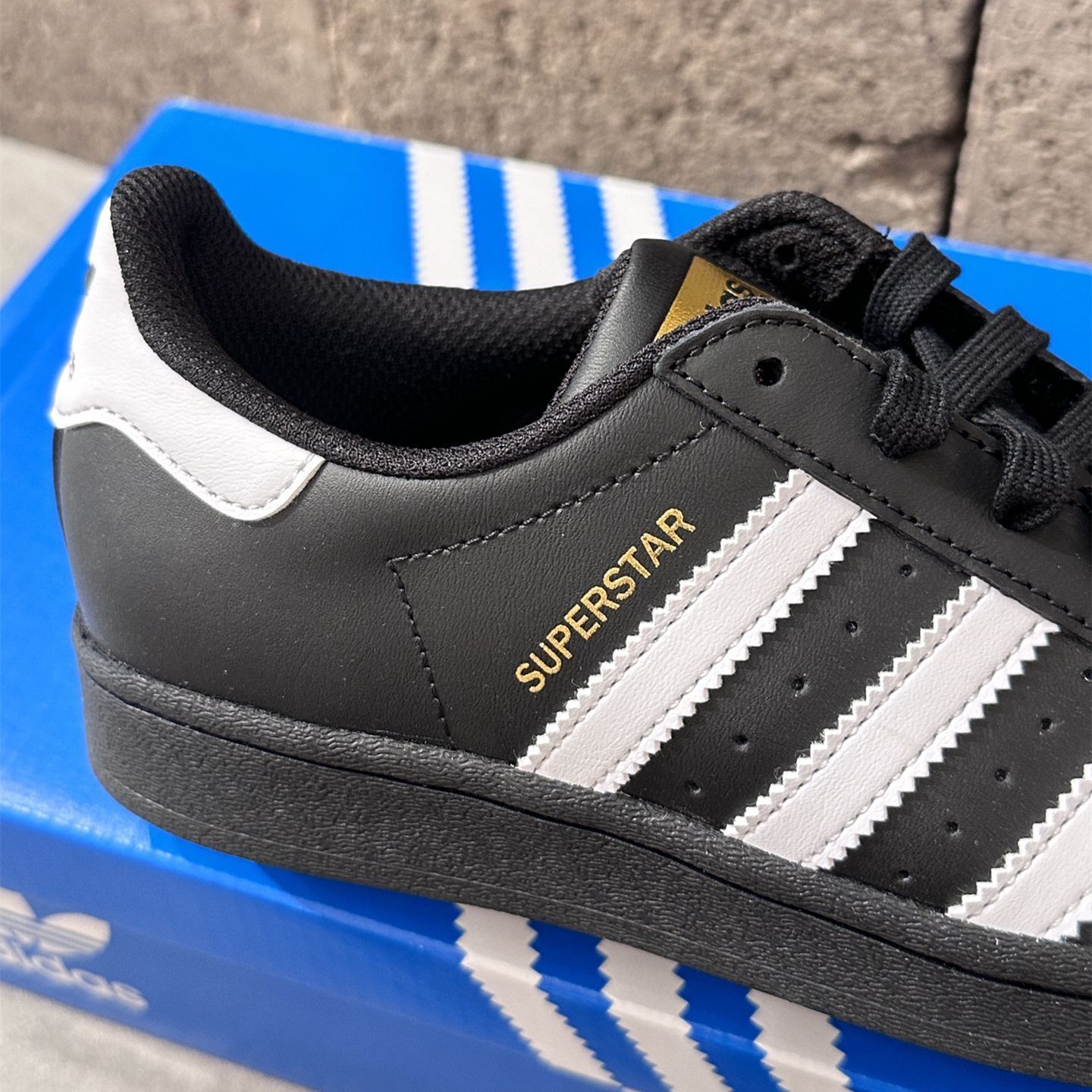 Adidas originals Superstar ブラックゴールドです男女兼用フラットシューズ