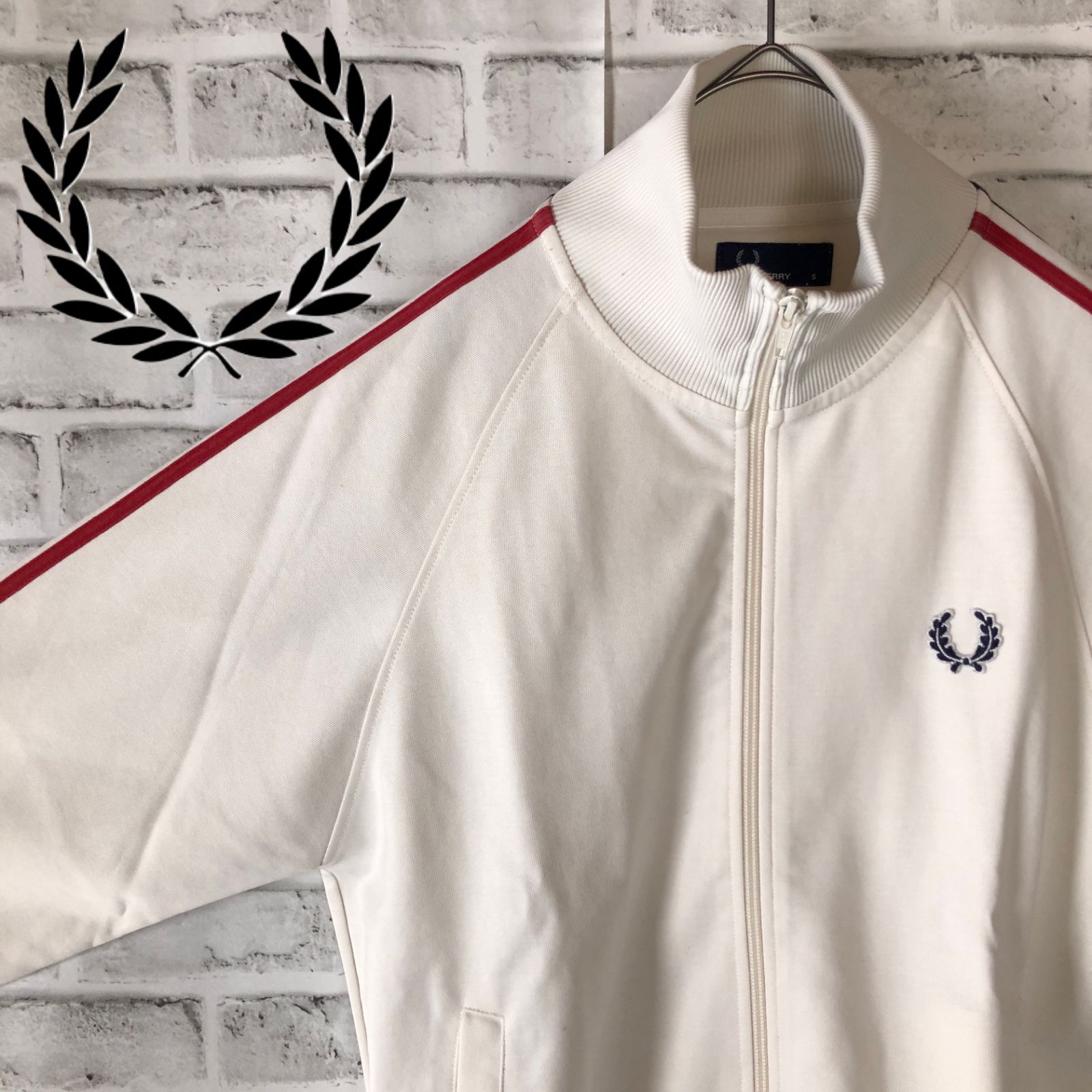 FRED PERRY トラックジャケット 刺繍入 S オフホワイト　ポルトガル製 🇬🇧Fred Perry🇬🇧トラックジャケット/ジャージ 刺繍ロゴ
