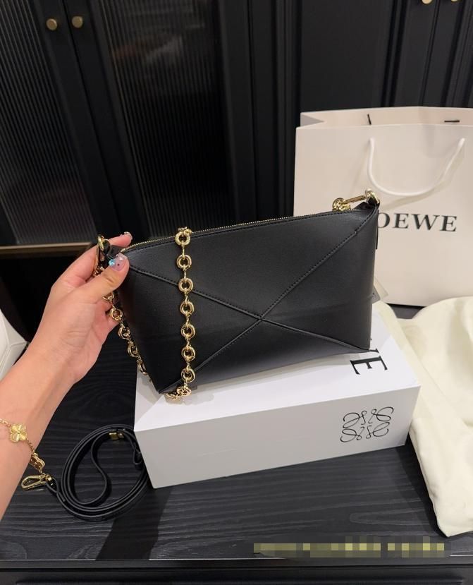 LOEWE チェーンショルダーバッグ
