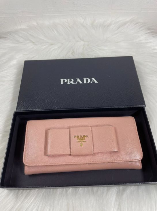 PRADA プラダ　サフィアーノ長財布 ピンクベージュ リボン付き Prada プラダ 長財布 ピンク サフィアーノ ジップアラウンド