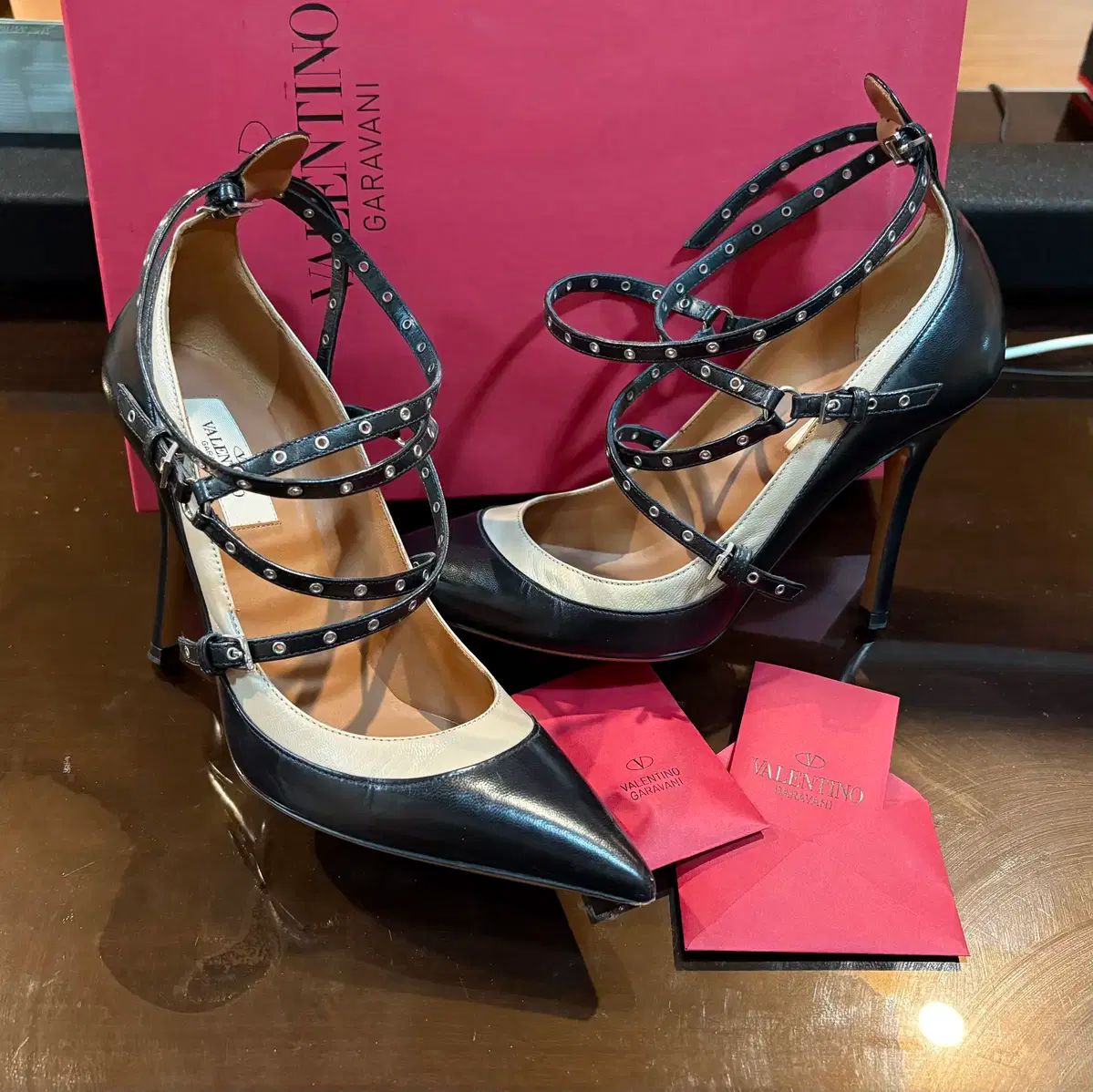 Valentino大人気ヒール　大幅値下げ！ Valentino Cream Rock stud Caged Heeled Pump - Size 41 Euro