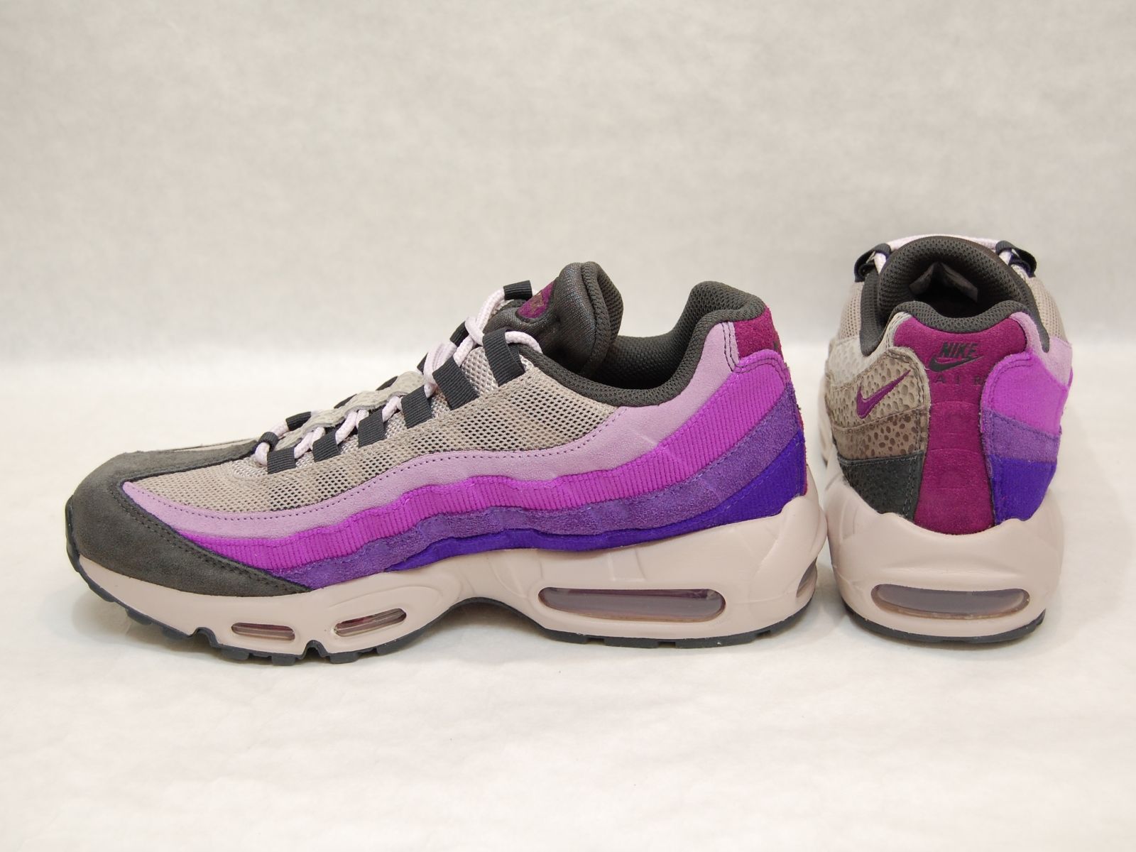 NIKE Wmns Air Max 95 Anthracite/Viotech/Ironstone ナイキ ウィメンズ エア マックス 95 サファリ  左右 色違い 非対称 SAFARI パープル ベージュ USA 海外