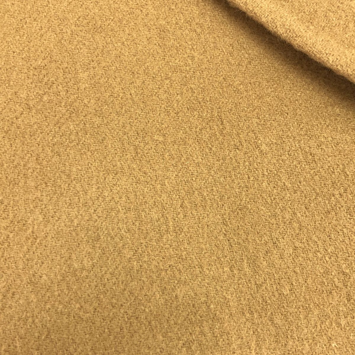 ベージュ |