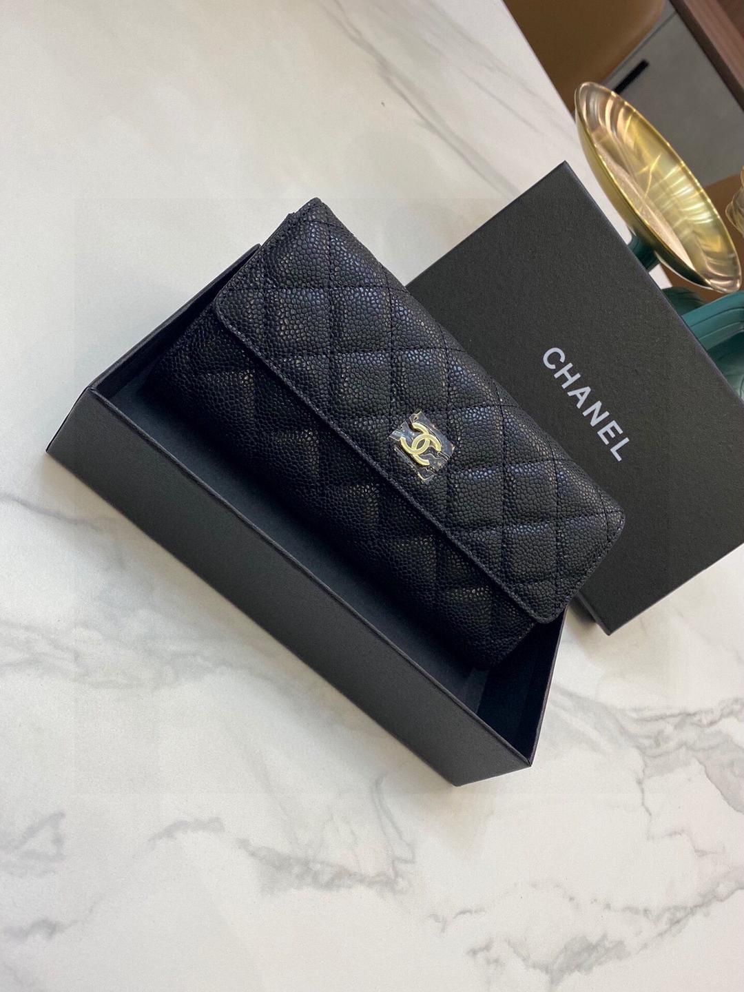 CHANELシャネルのシンプルな女性用ブラック財布
