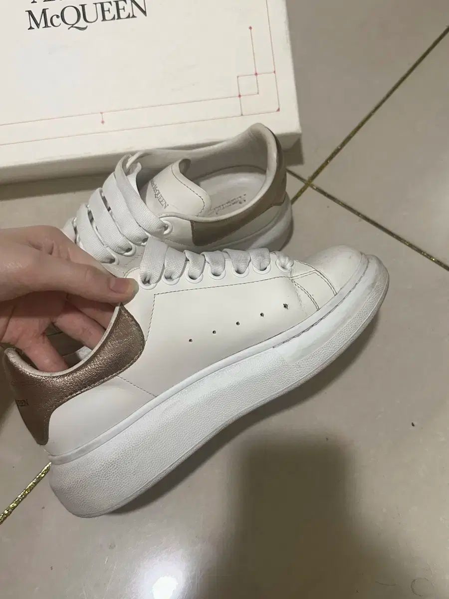 アレキサンダーマックイーン ゴールド オーバーソールスニーカー ゴールド（金色）系 alexander mcqueen Oversized Sneaker