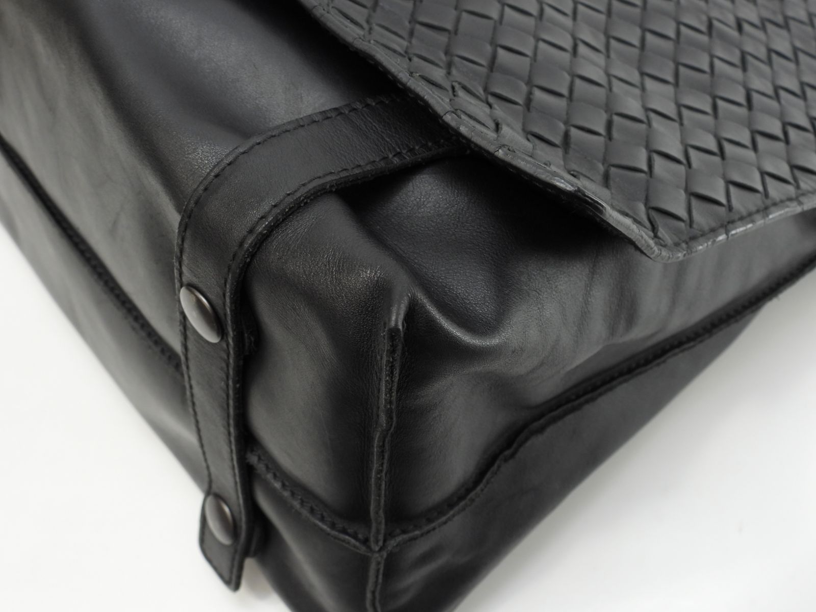 【美品・大容量】ボッテガ ヴェネタ イントレチャート メッセンジャーバッグ 黒 ボッテガヴェネタ メッセンジャーバッグ イントレチャート レザー黒