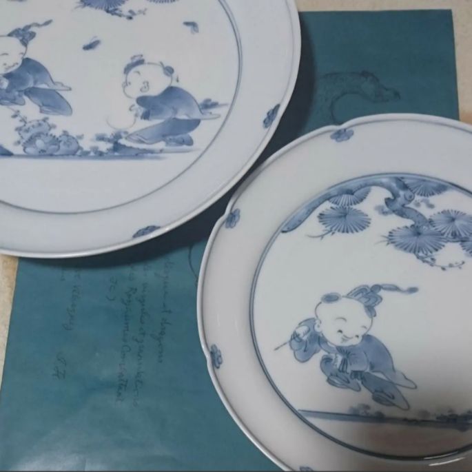 平戸三川内焼 平戸松山作 白磁鉄釉彫象形蓮葉文徳利 検