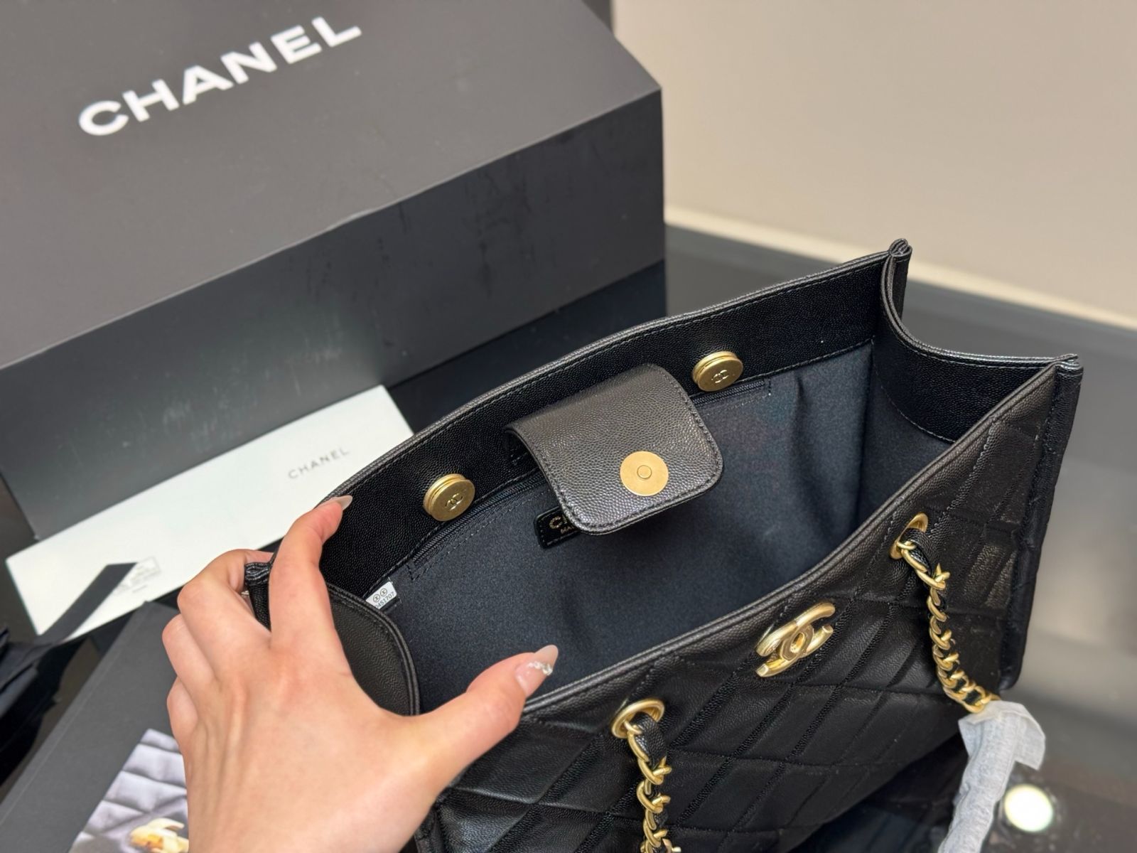 今日特価】Chanel Tote Shopping Bag チャネル トート