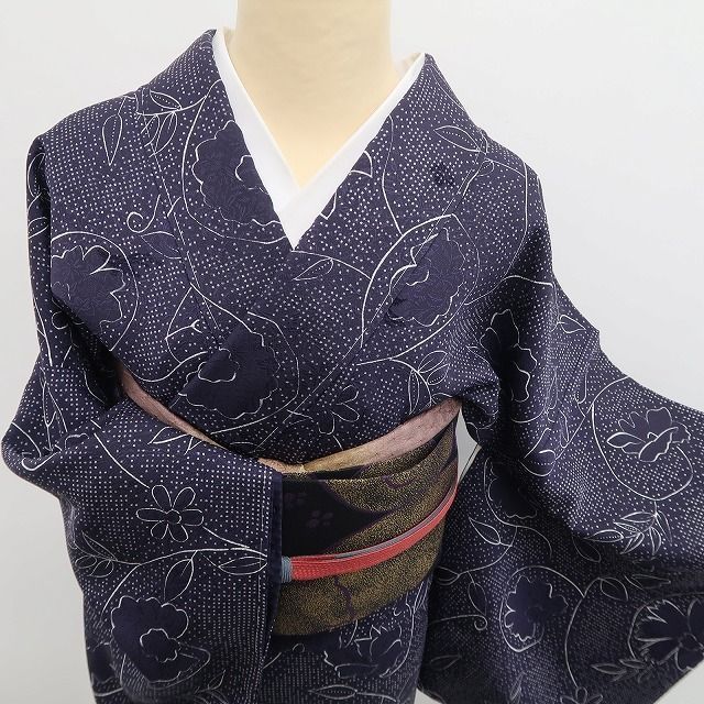 心射止めて振り返るお洒落小紋の花語り