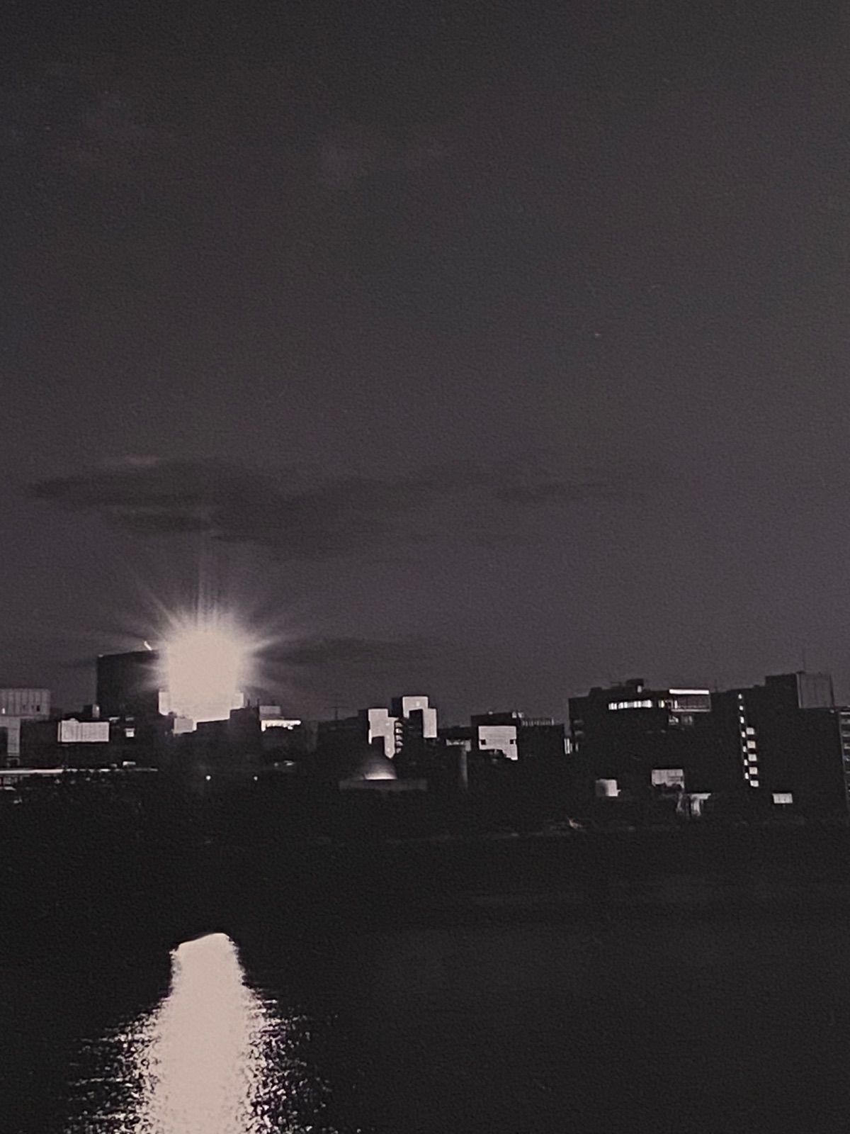 No.40夕陽が反射するビルと川
