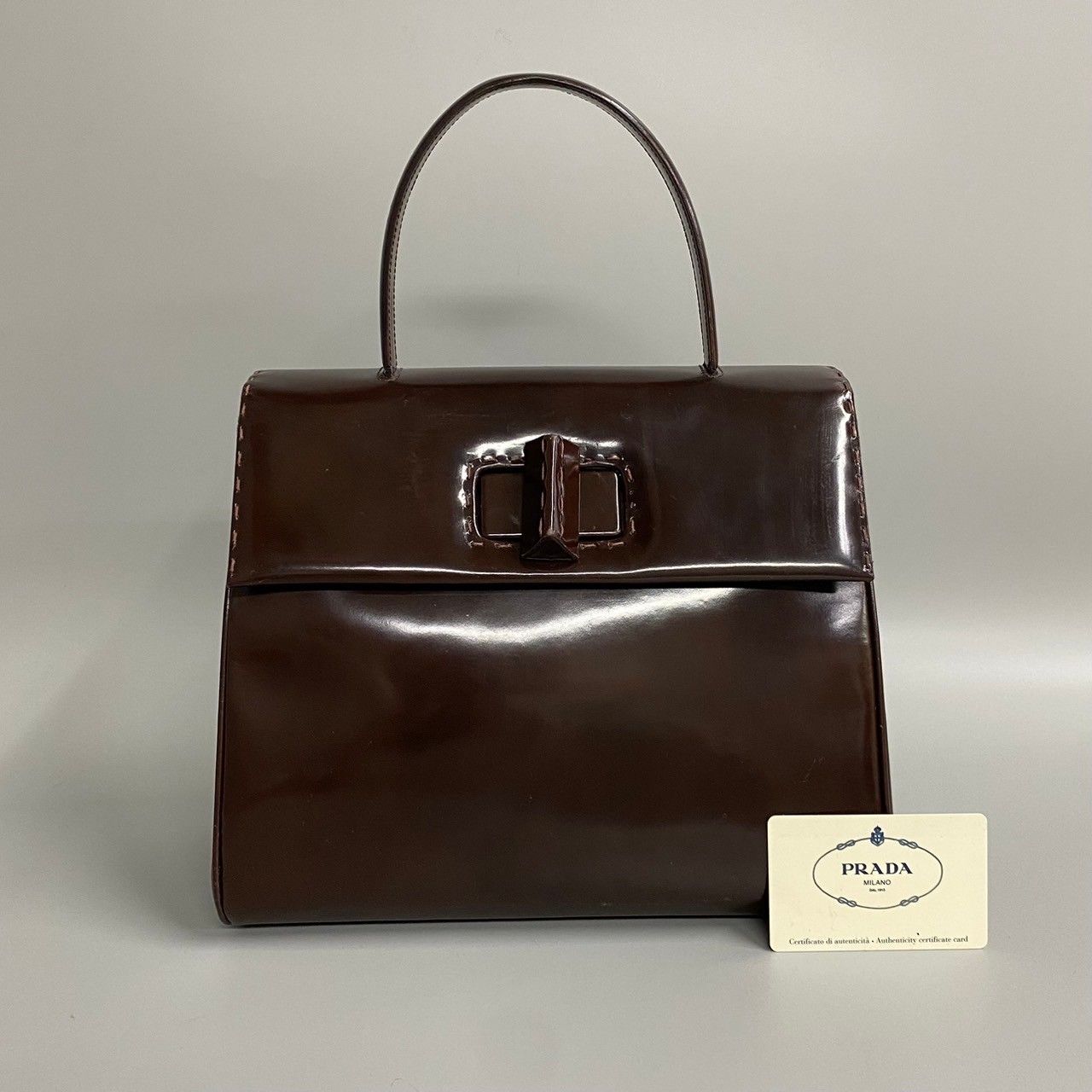 美品 希少品 カード付 PRADA プラダ ロゴ ターンロック 金具 パテント 