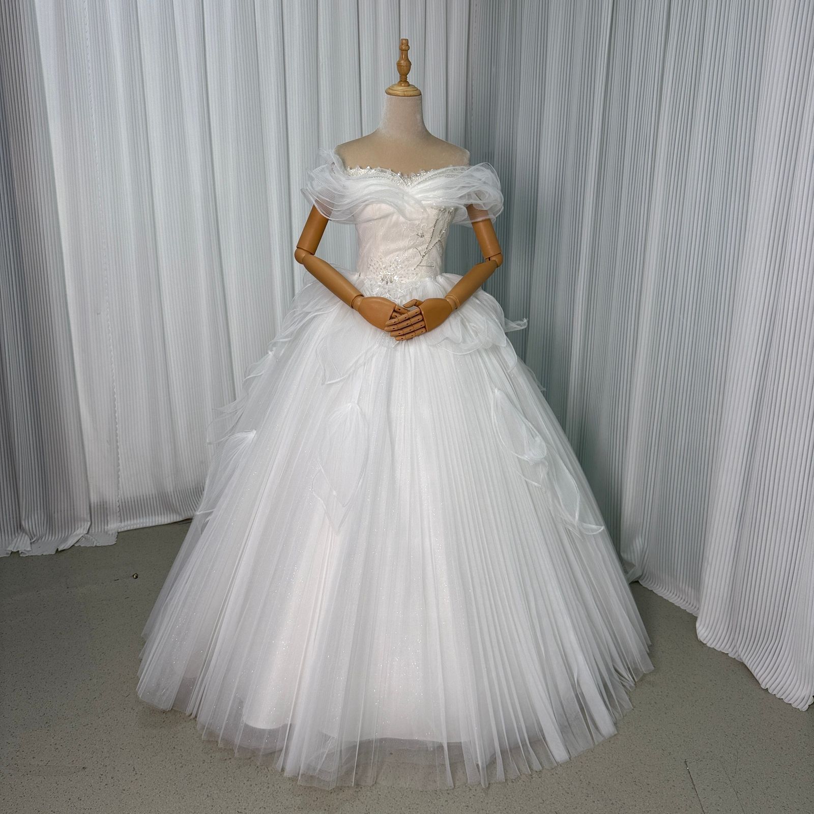 ウエディングドレス オフショルダー 流れる透け花レース フリルドレス ラッフルフリル 前撮り 結婚式