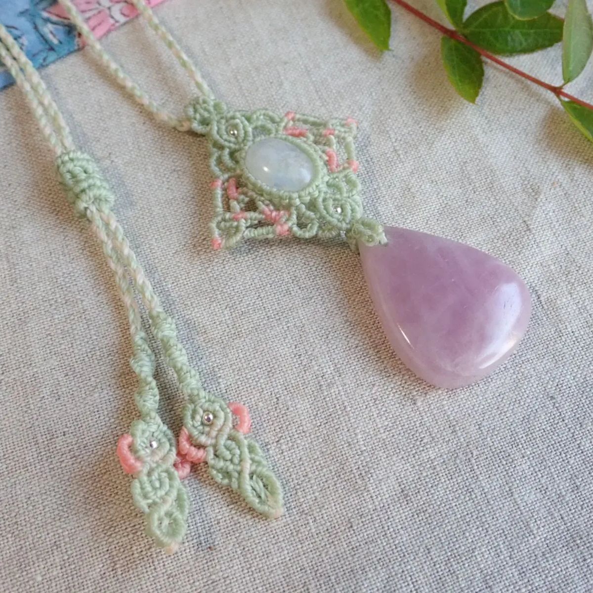 クンツァイトとレインボームーンストーンのマクラメ編みペンダント