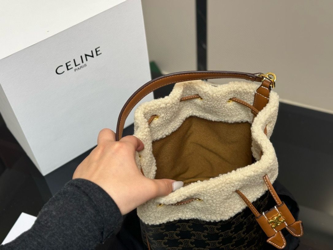 【CELINE】パームプリントのシアリングバケットバッグ ティーン トリオンフ バッグ / シャイニーカーフスキン