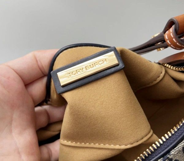 Tory Burch】Tモノグラム ラフィア クレッセントバッグ Tory Burch】Tモノグラム ラフィア クレッセントバッグ