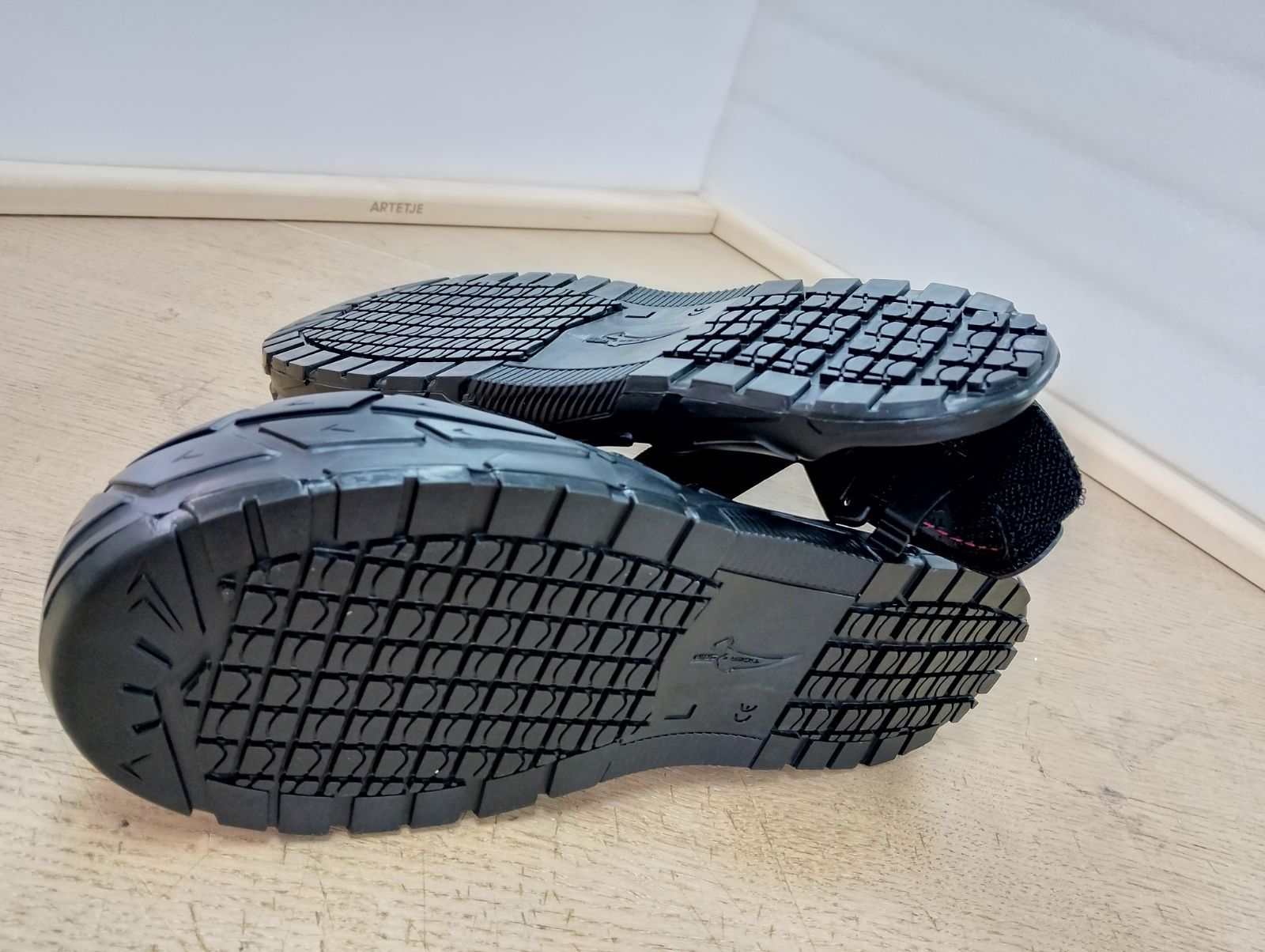未使用】安全靴 TIGERGRIP 耐滑用アウトソール 先芯 踏み抜き