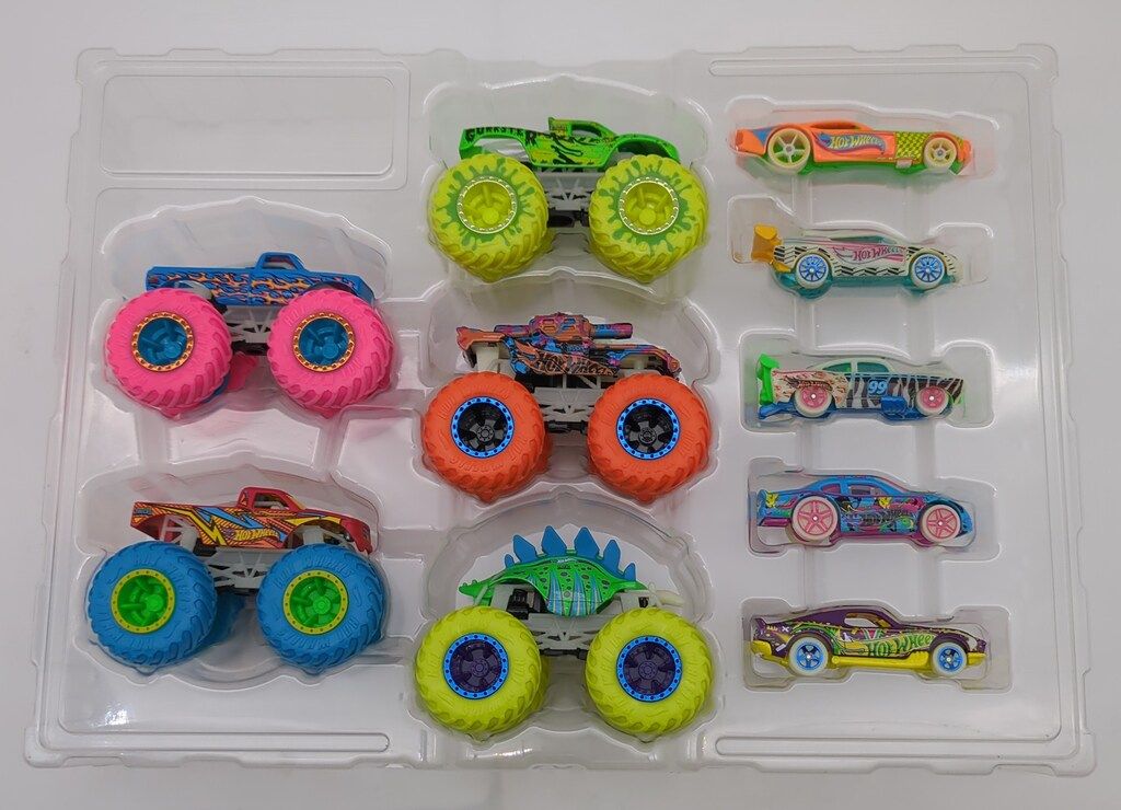 MATTEL HOTWHEELS MONSTER TRUCKS Glow in the Dark 10 Pack HCB57