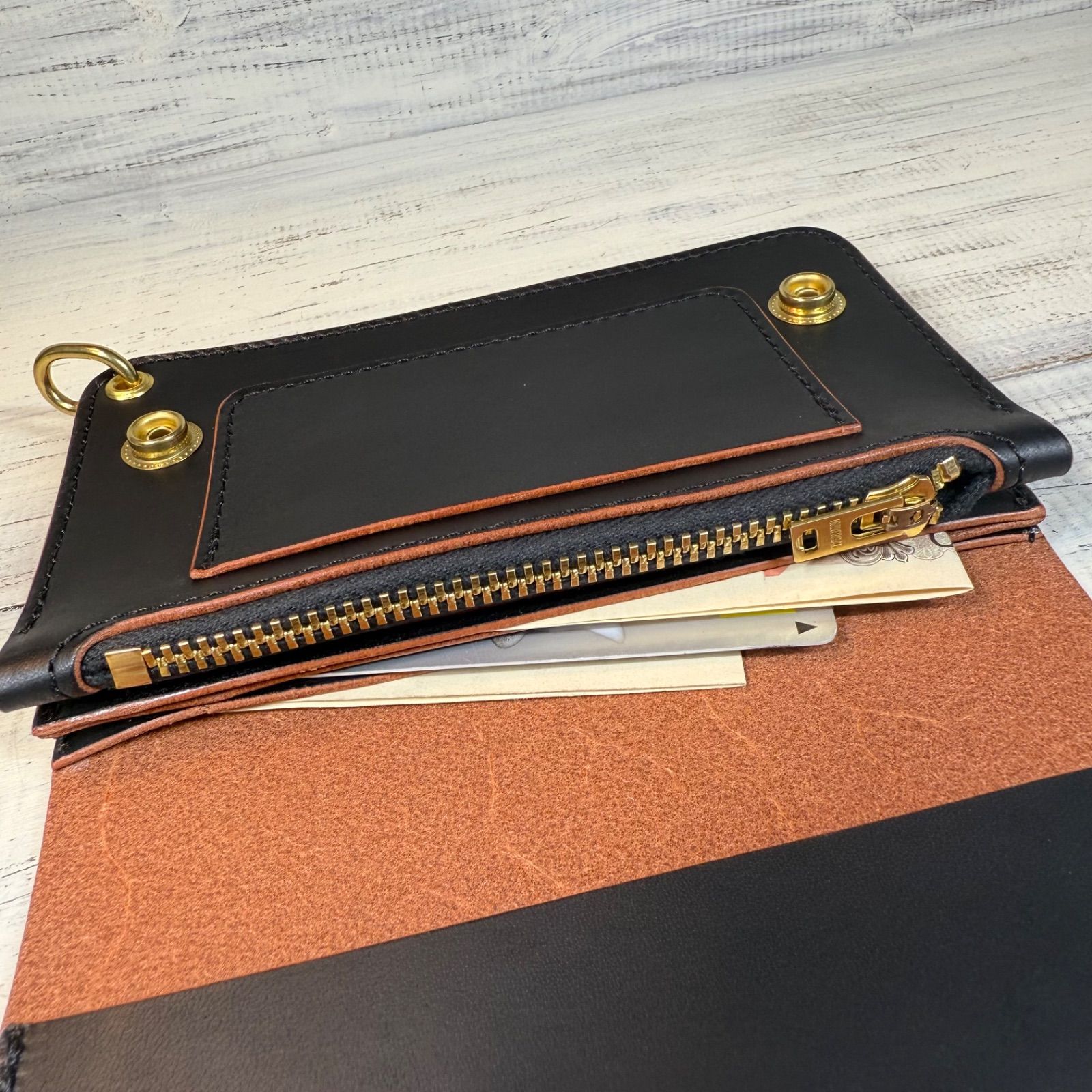 【トラッカーウォレット ミドル3層】ブラック 茶芯 ゴールド universal トラッカーウォレット ミドル3層】ブラック 茶芯 ゴールド